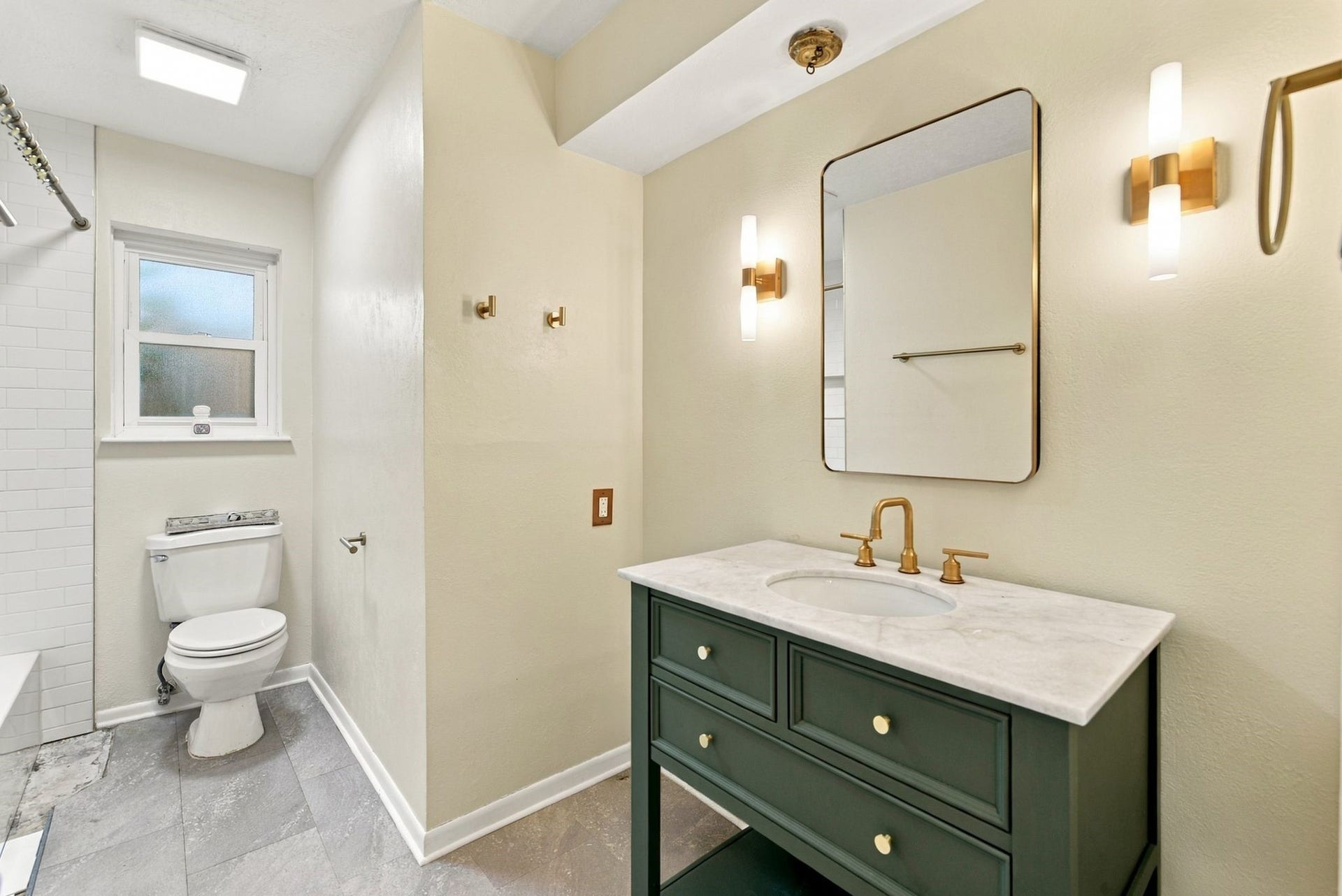27214 Paula Lane, Conroe, TX 77385 2nd bathroom