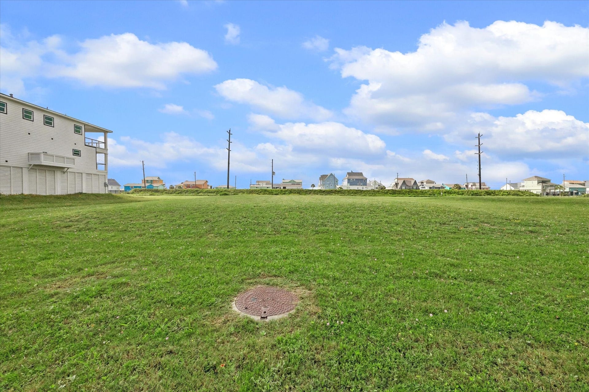 21205 Scissor Tail Lane, Galveston, TX 77554 At ground level, the grassy expanse shows off its generous width and gentle, buildable grade.