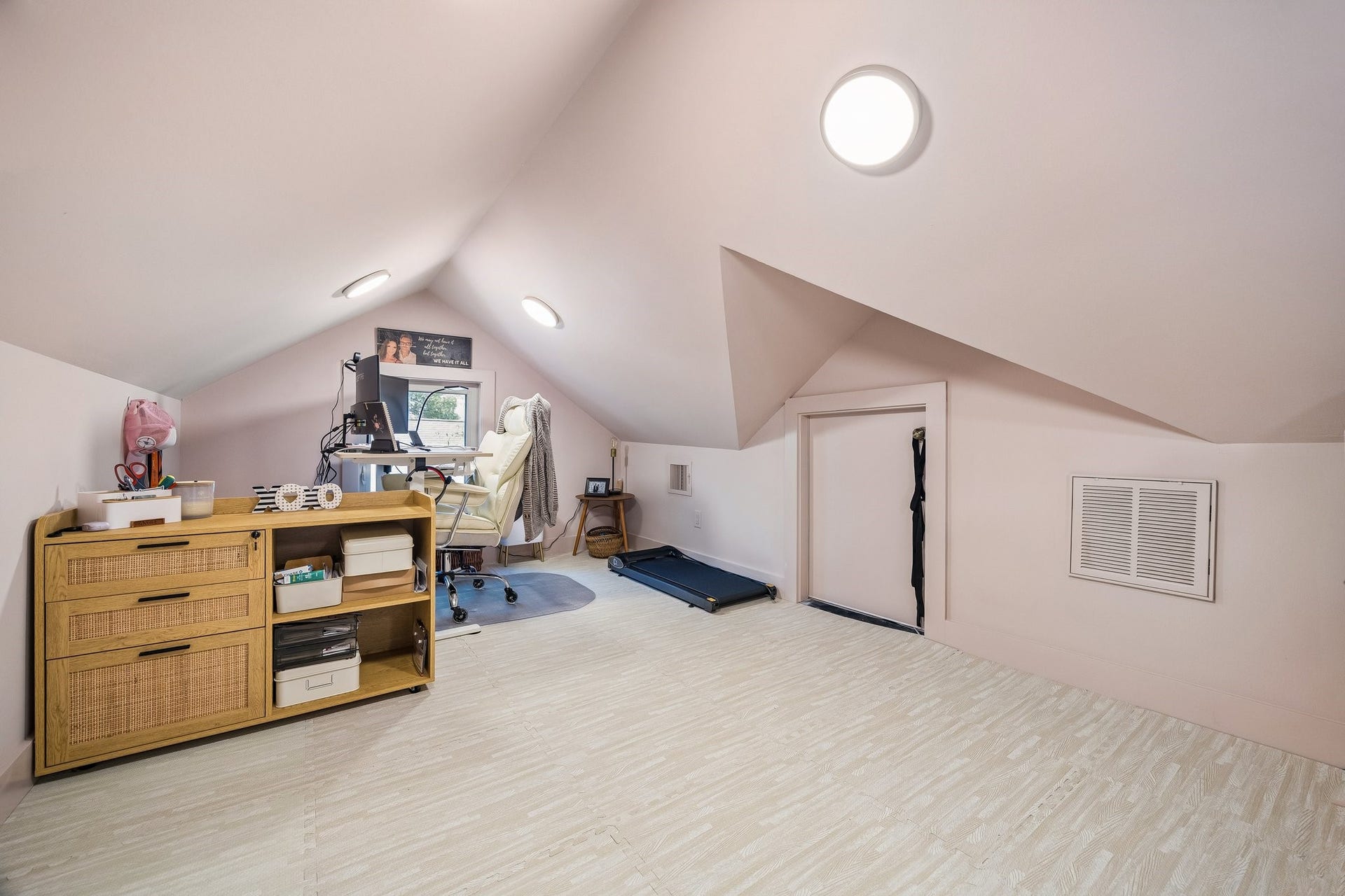 542 Granberry Street, Houston, TX 77007 The attic is portrayed as both an office and a quiet room.
