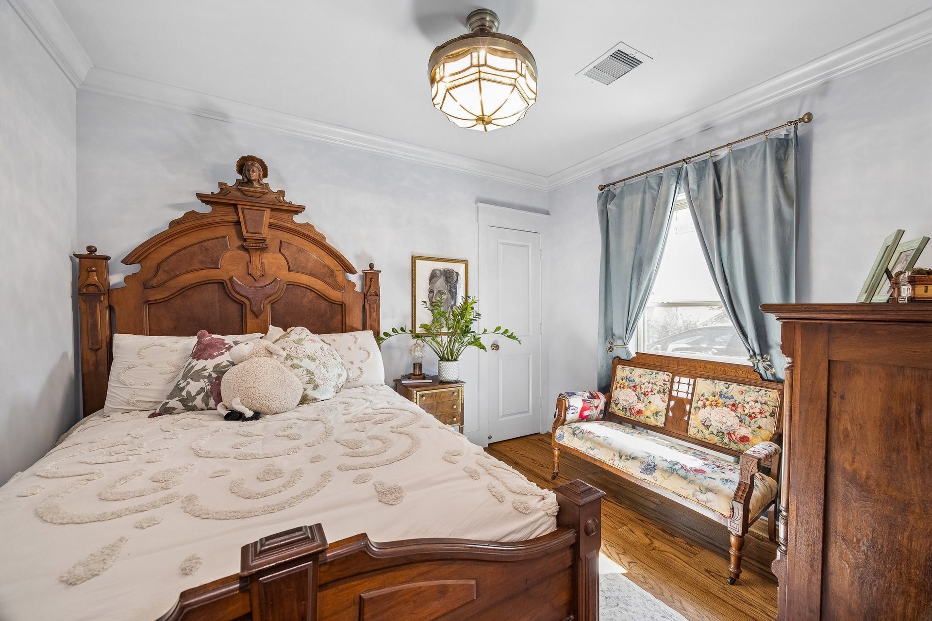 542 Granberry Street, Houston, TX 77007 Bedroom 2# with great sized closet and natural light.