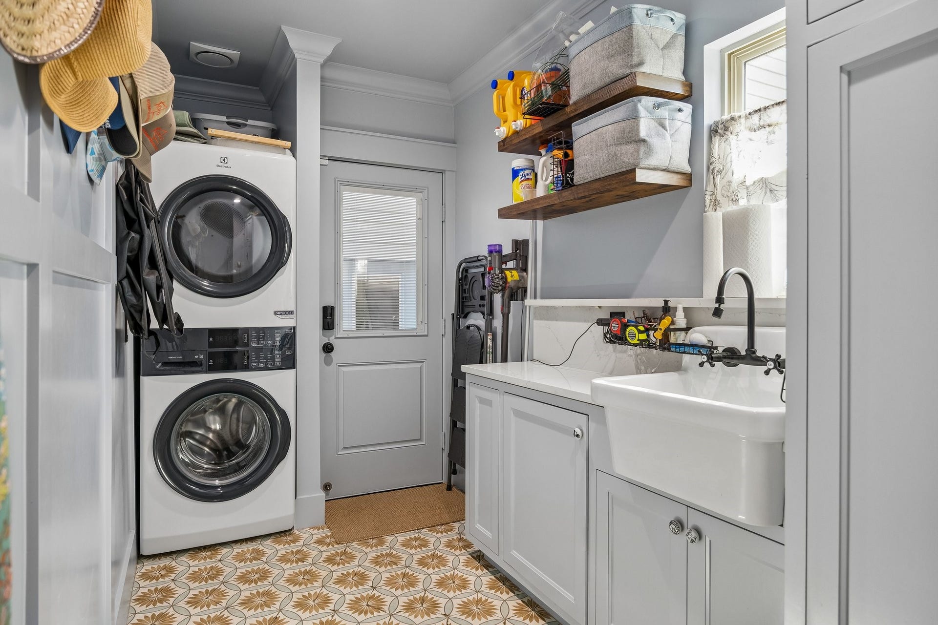 542 Granberry Street, Houston, TX 77007 Established mudroom with sink and overhead storage.