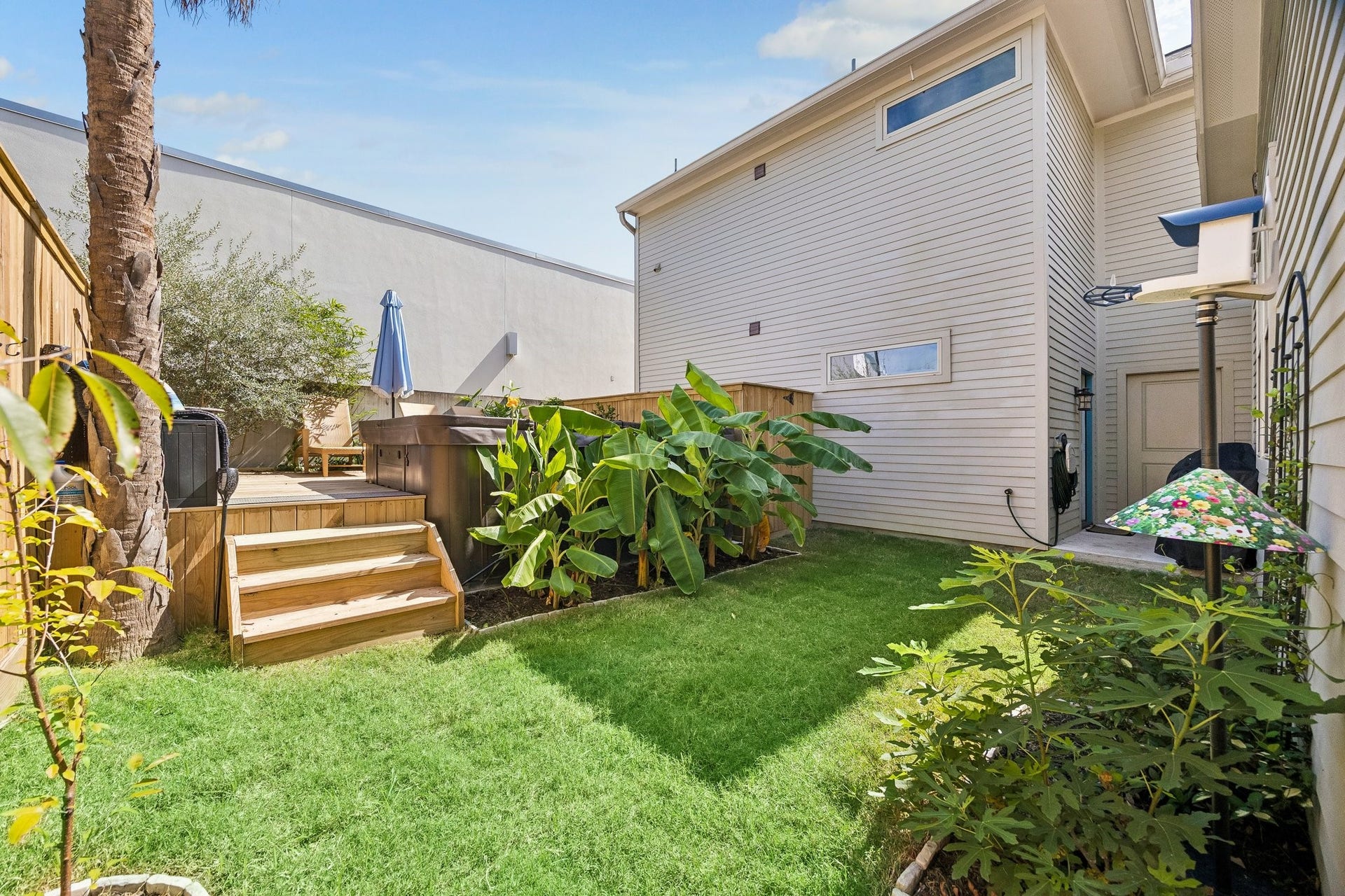 542 Granberry Street, Houston, TX 77007 Brand-new built deck with lots of greenery. and with patio leading into garage and extra room.