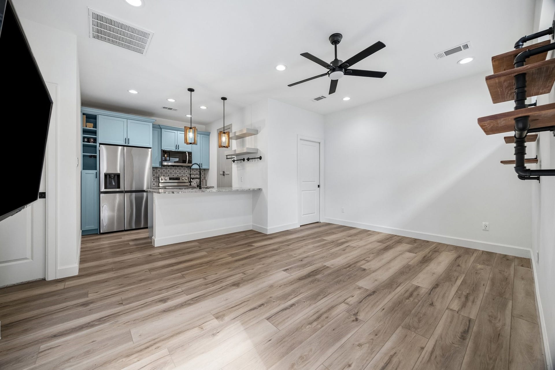 542 Granberry Street, Houston, TX 77007 Garage apartment with SEPERATE entrance