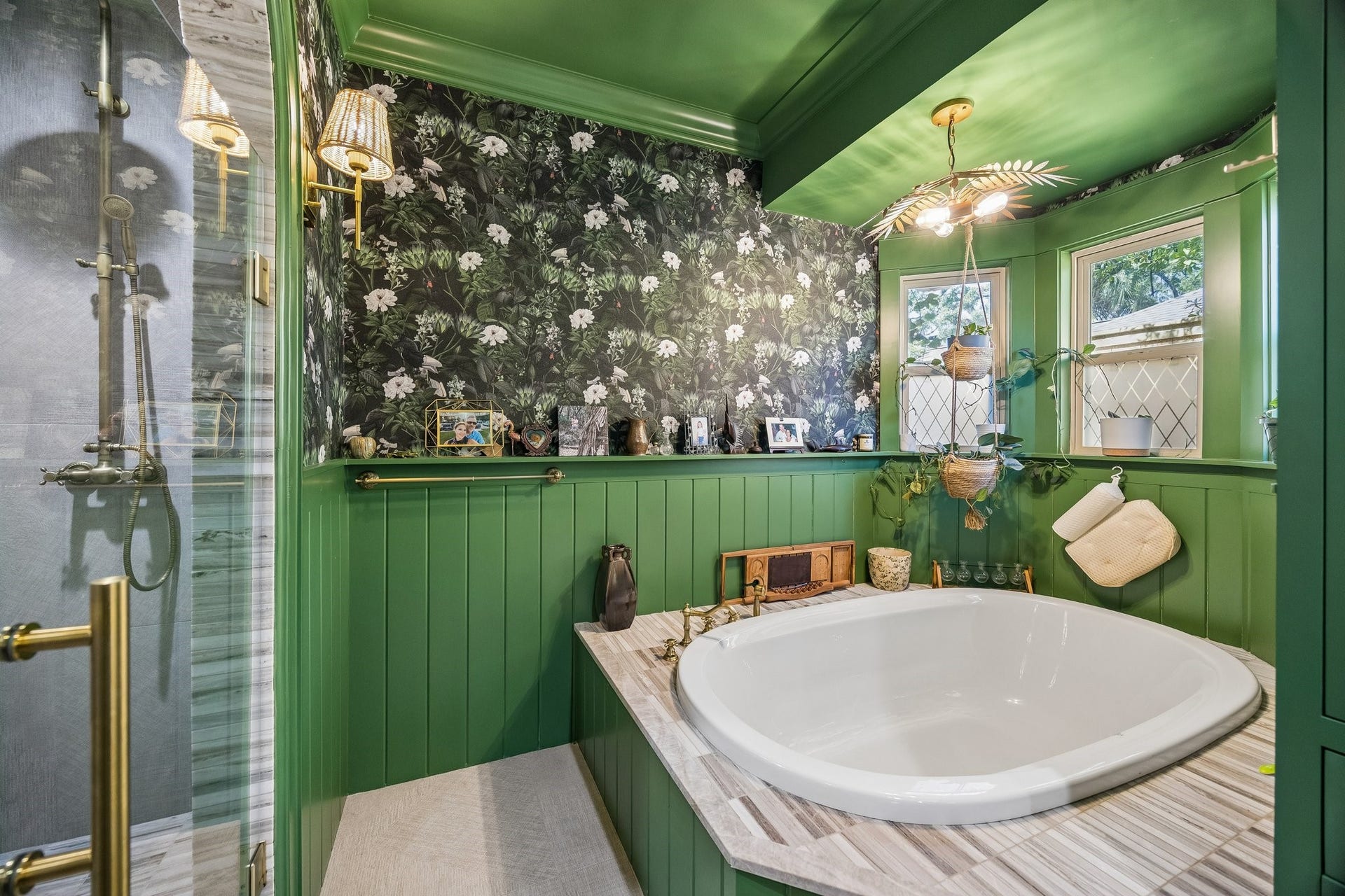 542 Granberry Street, Houston, TX 77007 Unique forest green in the Primary Bathroom and built-in tub.