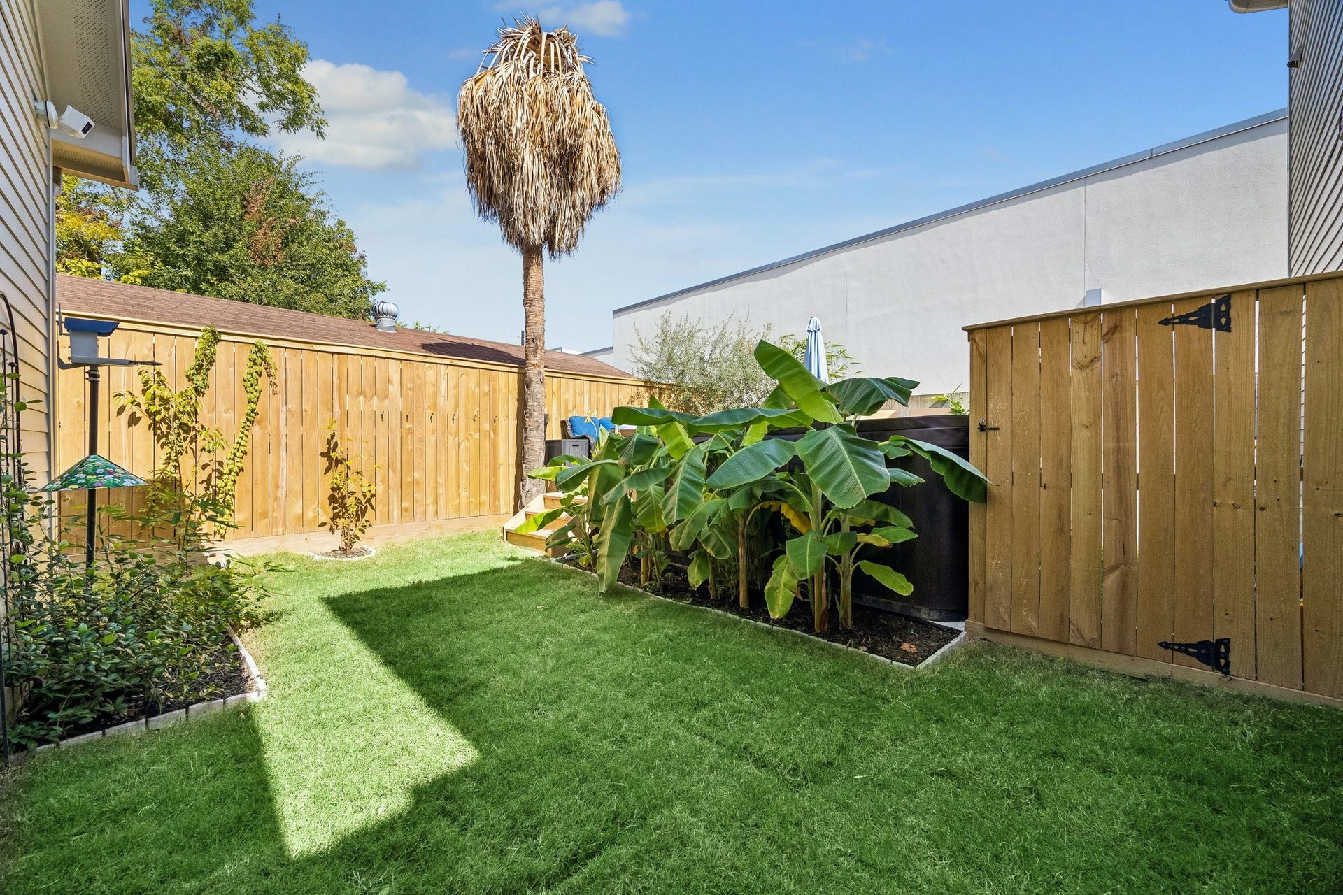 542 Granberry Street, Houston, TX 77007 Spacious backyard with a new deck for pool and seating