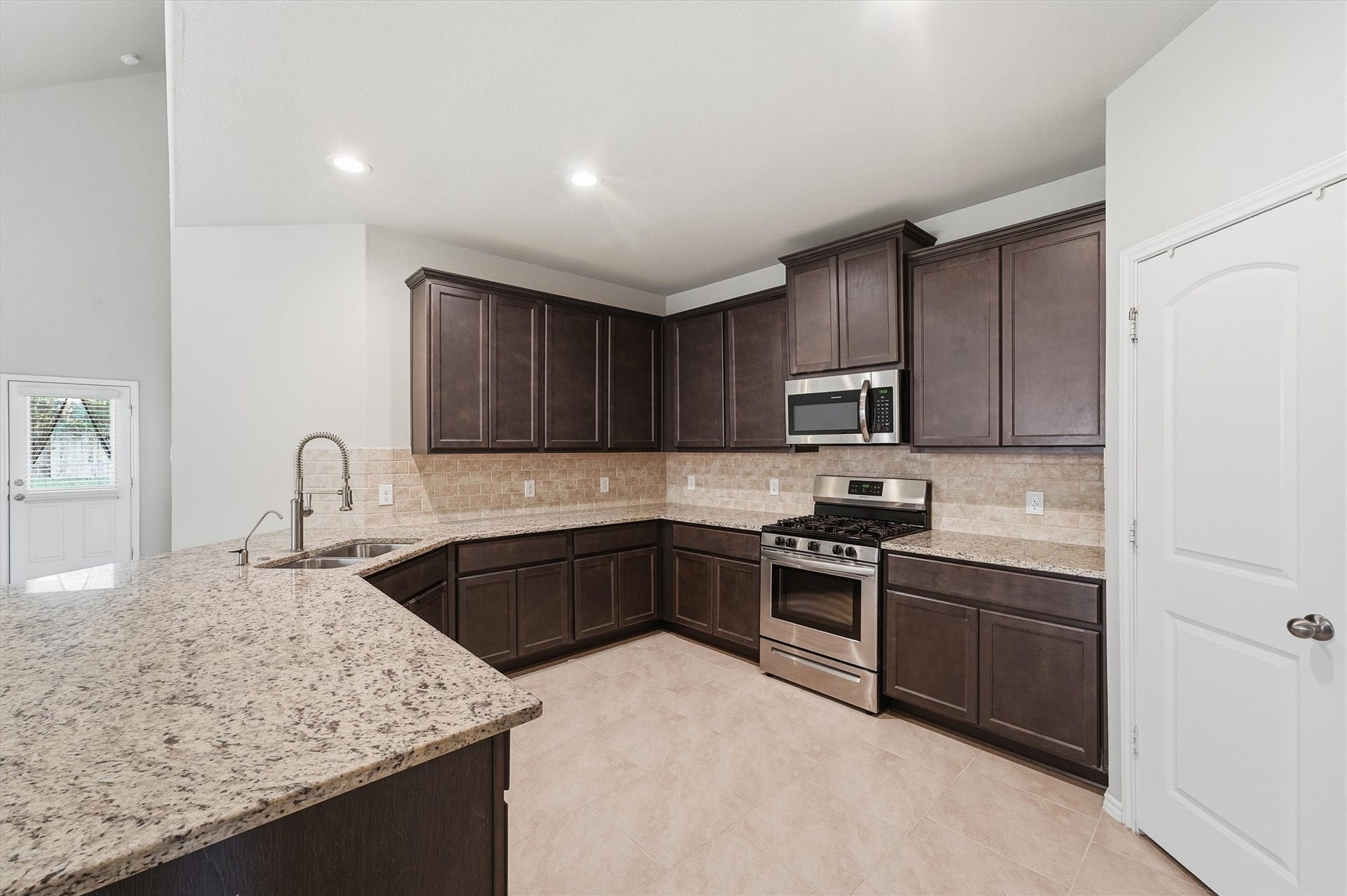 22093 Sun Haven Lane, Porter, TX 77365 Open concept kitchen with granite countertops.