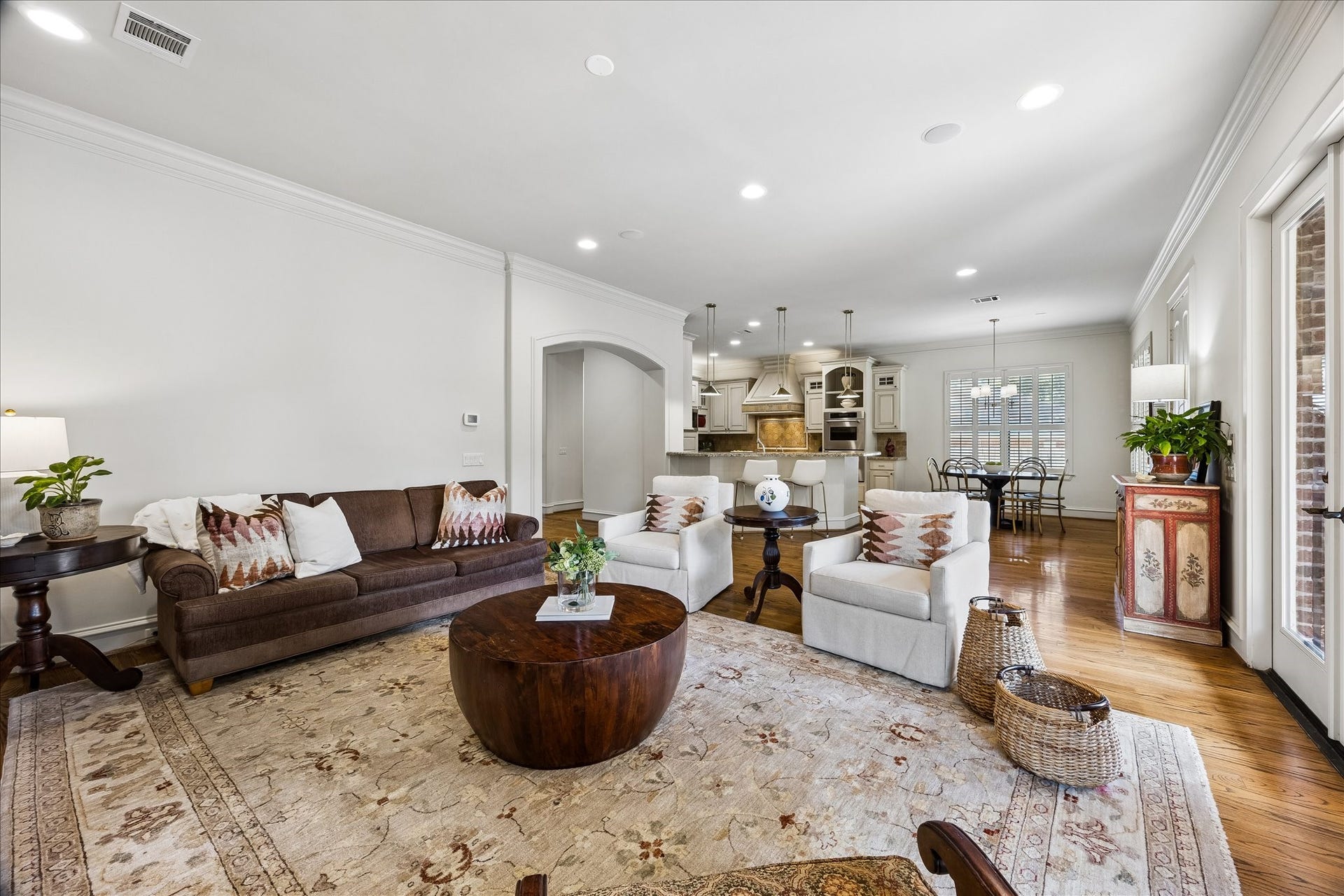 4037 Dumbarton Street, Houston, TX 77025 Open-concept family room offers cozy seating seamlessly flowing into the spacious kitchen adorned with modern fixtures and a breakfast room perfect for those casual family meals!
