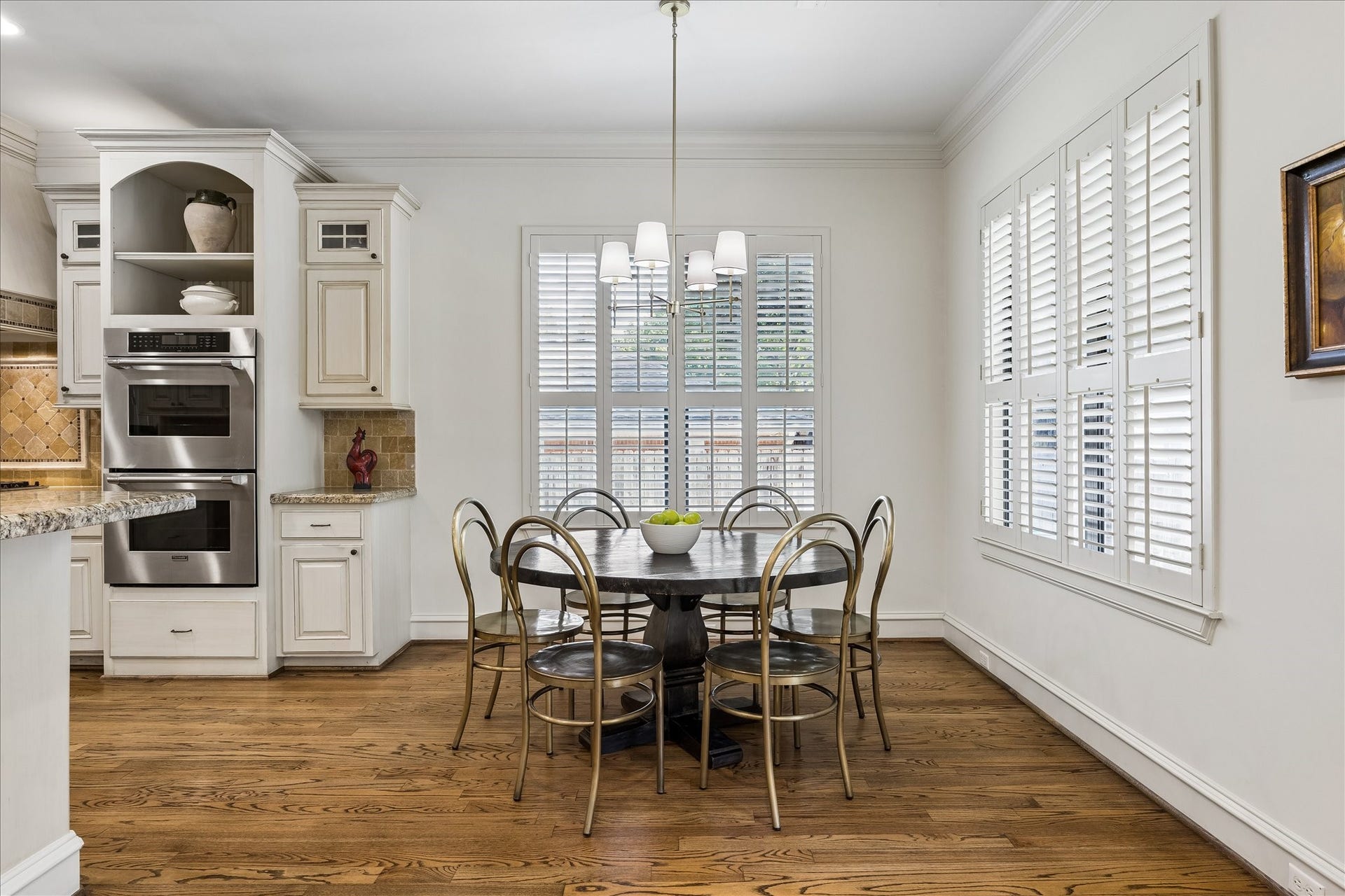 4037 Dumbarton Street, Houston, TX 77025 Bright, light breakfast room has hardwood floors and sits adjacent to the cook's kitchen with stainless steel appliances and beautiful cabinetry.