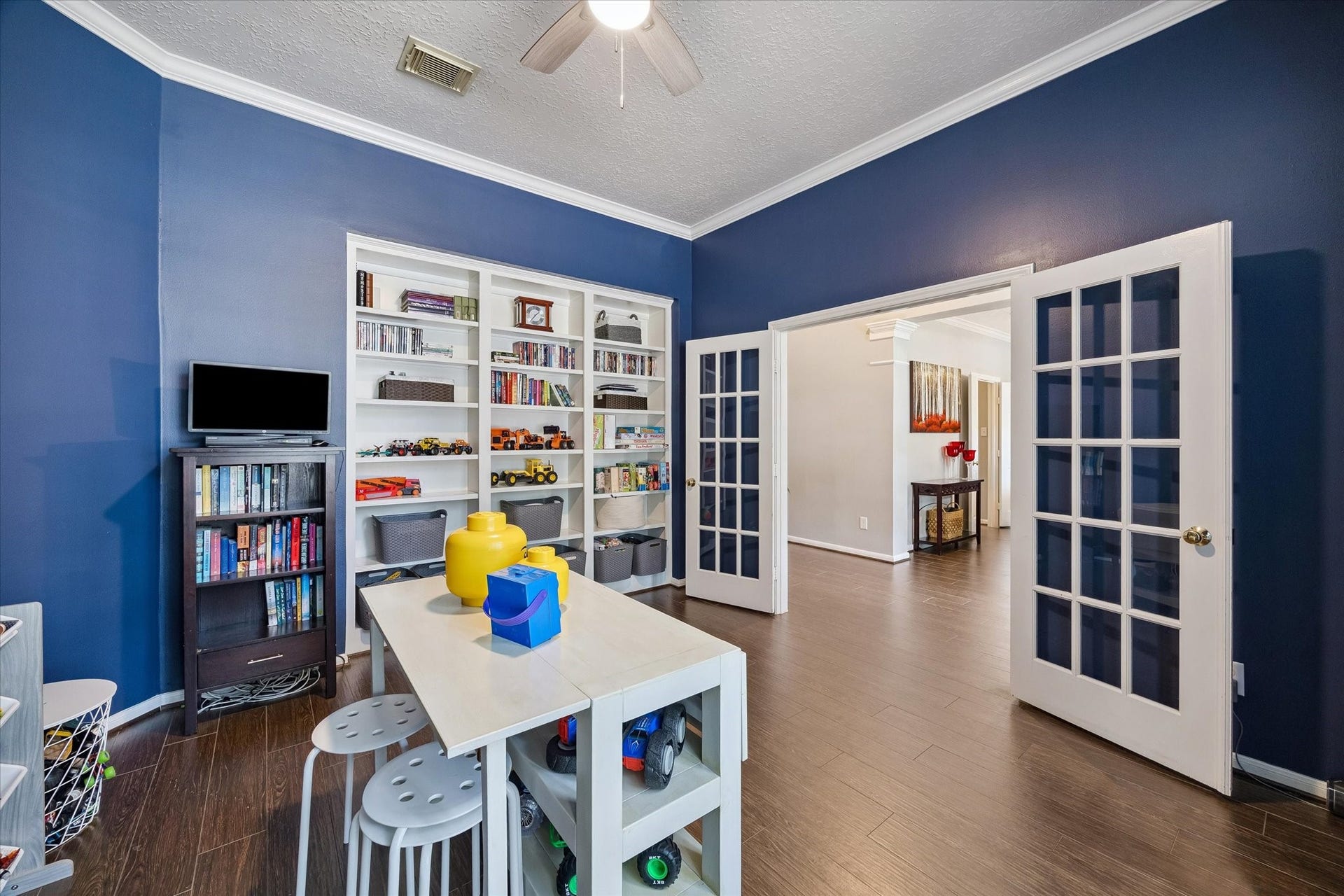 11615 Agate Canyon Lane, Houston, TX 77095 The office showcases crown molding and built-in bookcases and can easily be used as a flex space for your needs.