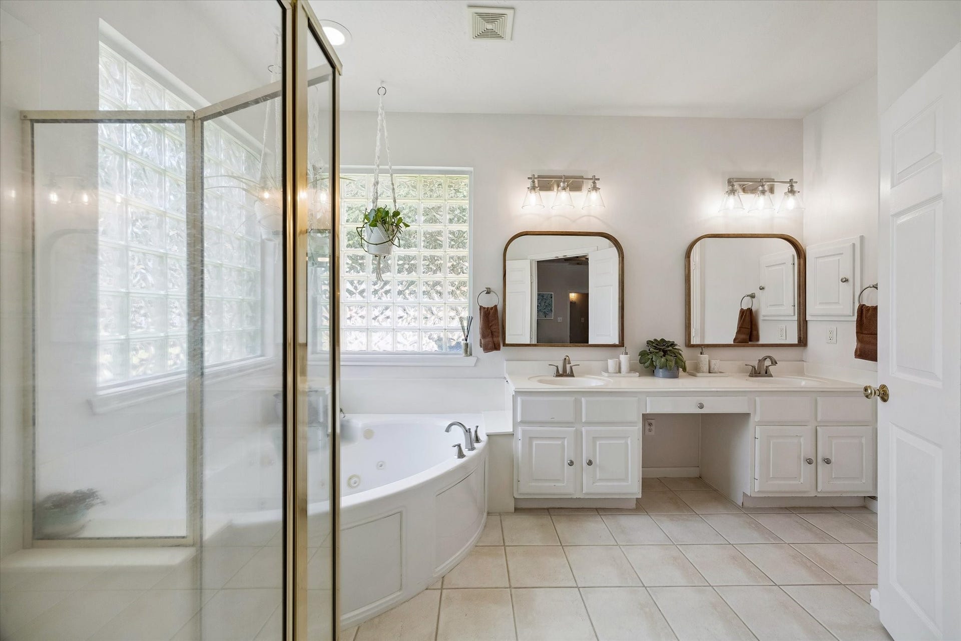 11615 Agate Canyon Lane, Houston, TX 77095 Primary en-suite bathroom features a double vanity, soaking tub and a glass enclosed walk-in shower.