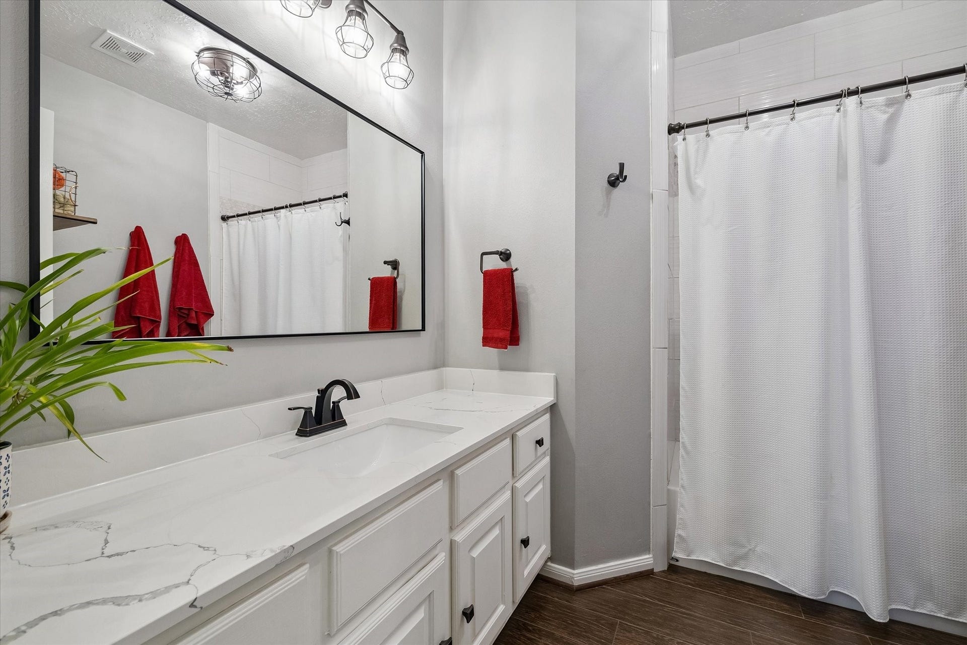 11615 Agate Canyon Lane, Houston, TX 77095 The guest bathroom includes a tub-shower combo, a quartz countertop and plenty of space.
