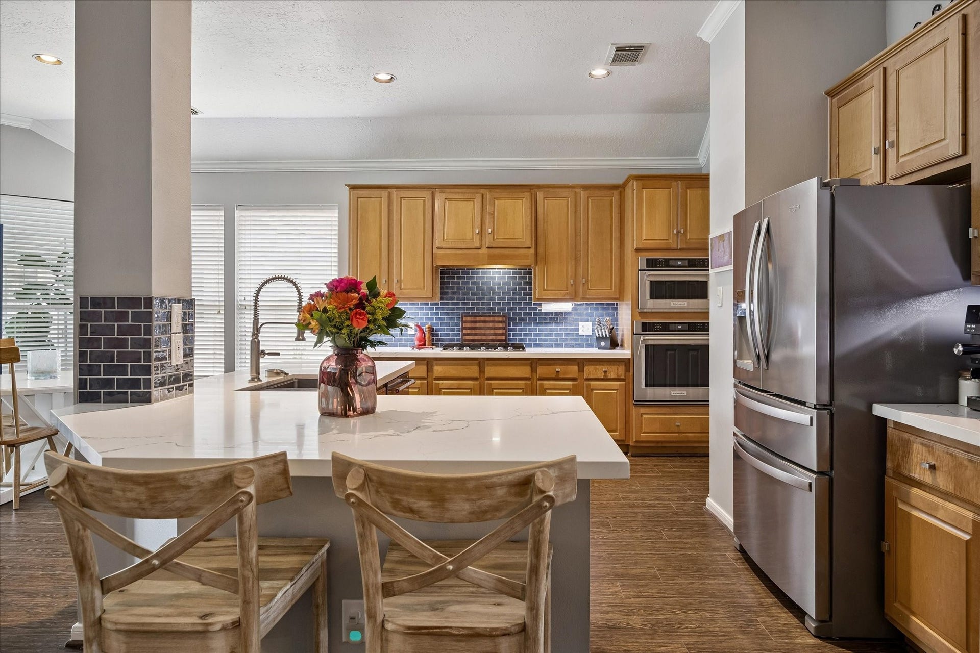 11615 Agate Canyon Lane, Houston, TX 77095 Designer kitchen featuring oversized breakfast bar, quartz countertops and KitchenAid stainless steel appliances.