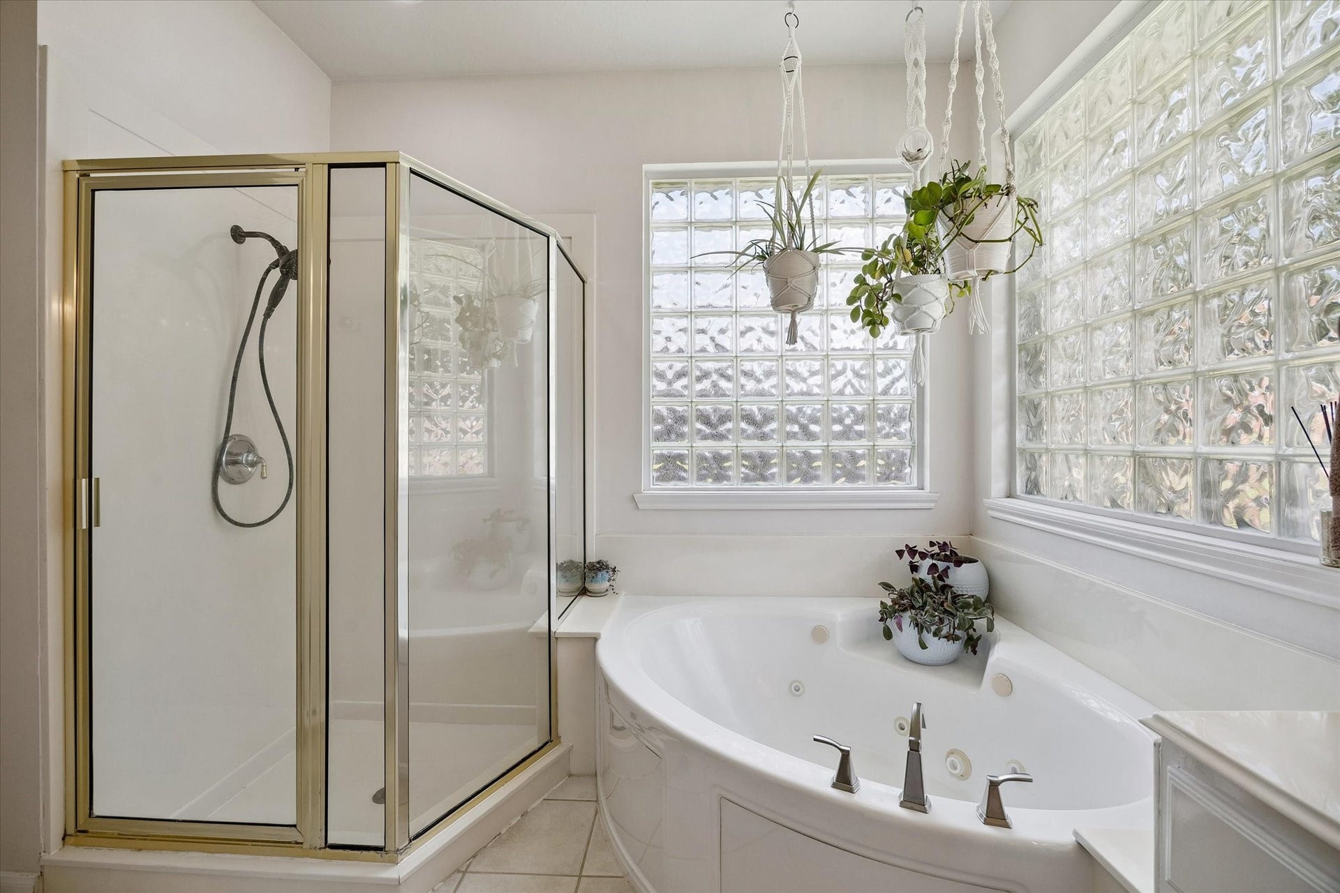 11615 Agate Canyon Lane, Houston, TX 77095 Another view of the primary en-suite bath and all the natural light.