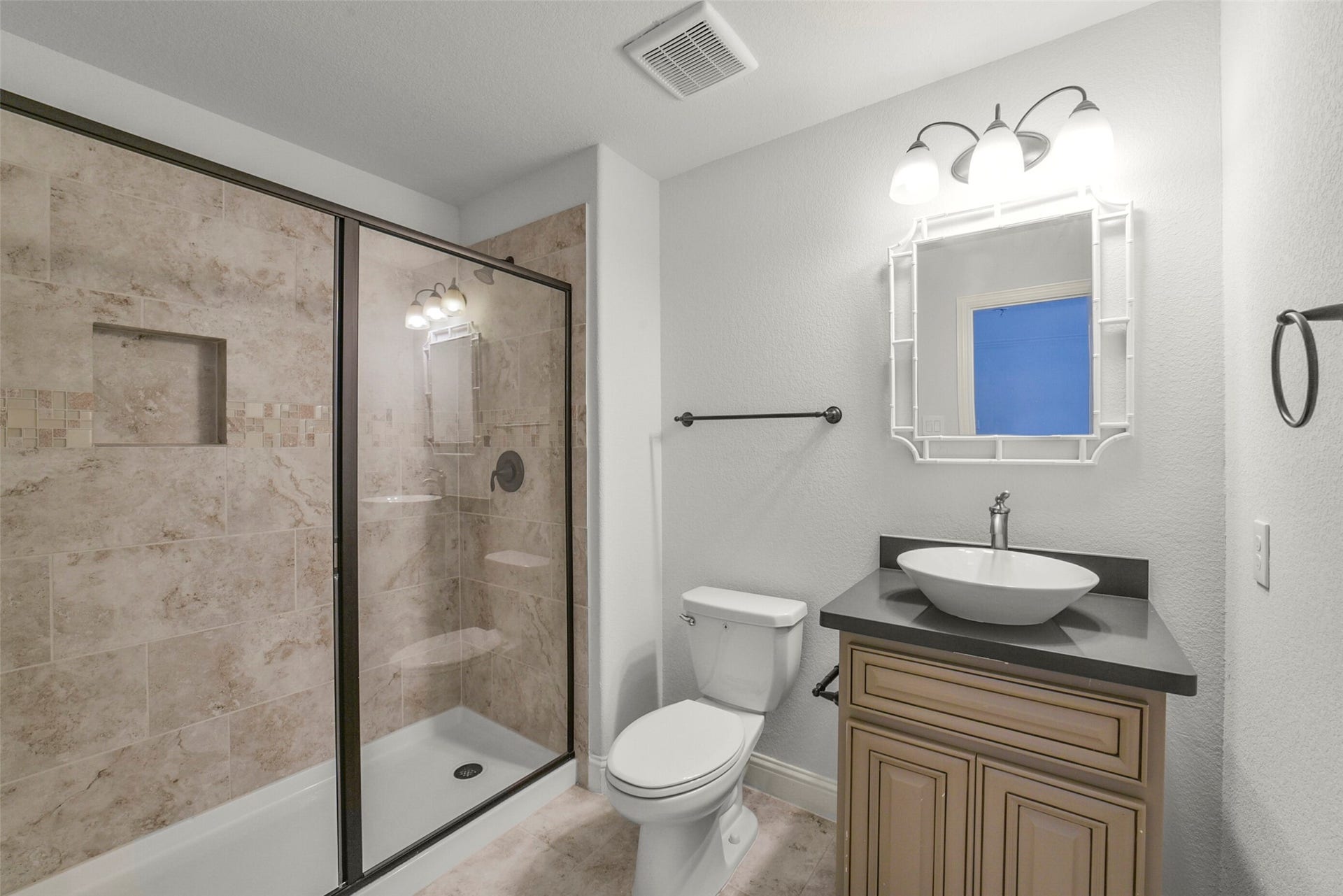 21011 Atascocita Point Drive, Humble, TX 77346 Full bathroom upstairs