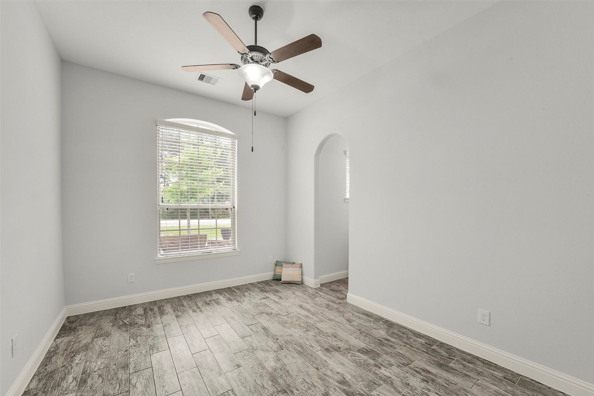 21011 Atascocita Point Drive, Humble, TX 77346 Bedroom connects to a Jack and Jill