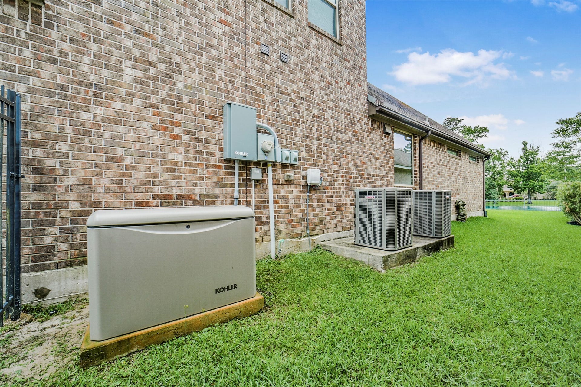 21011 Atascocita Point Drive, Humble, TX 77346 Whole home 26 kw generator