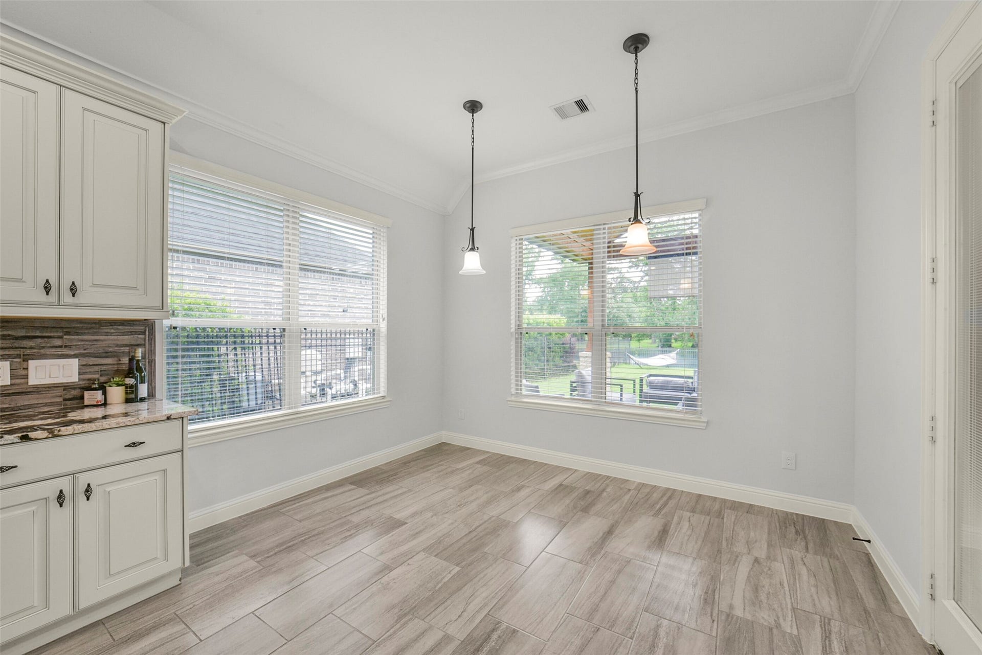 21011 Atascocita Point Drive, Humble, TX 77346 Breakfast area