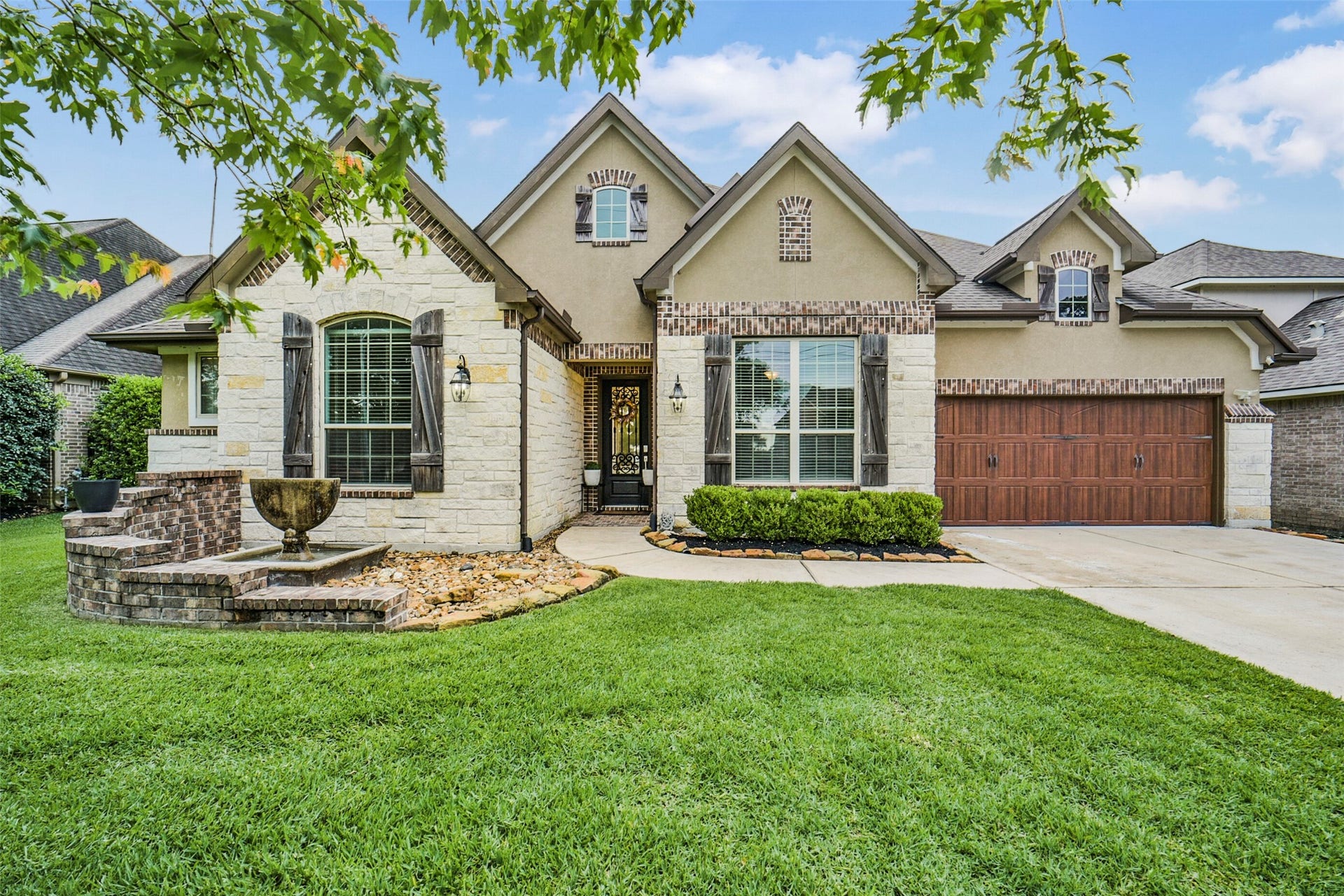 21011 Atascocita Point Drive, Humble, TX 77346 Beatifully landscaped. HOA mows the front yard.