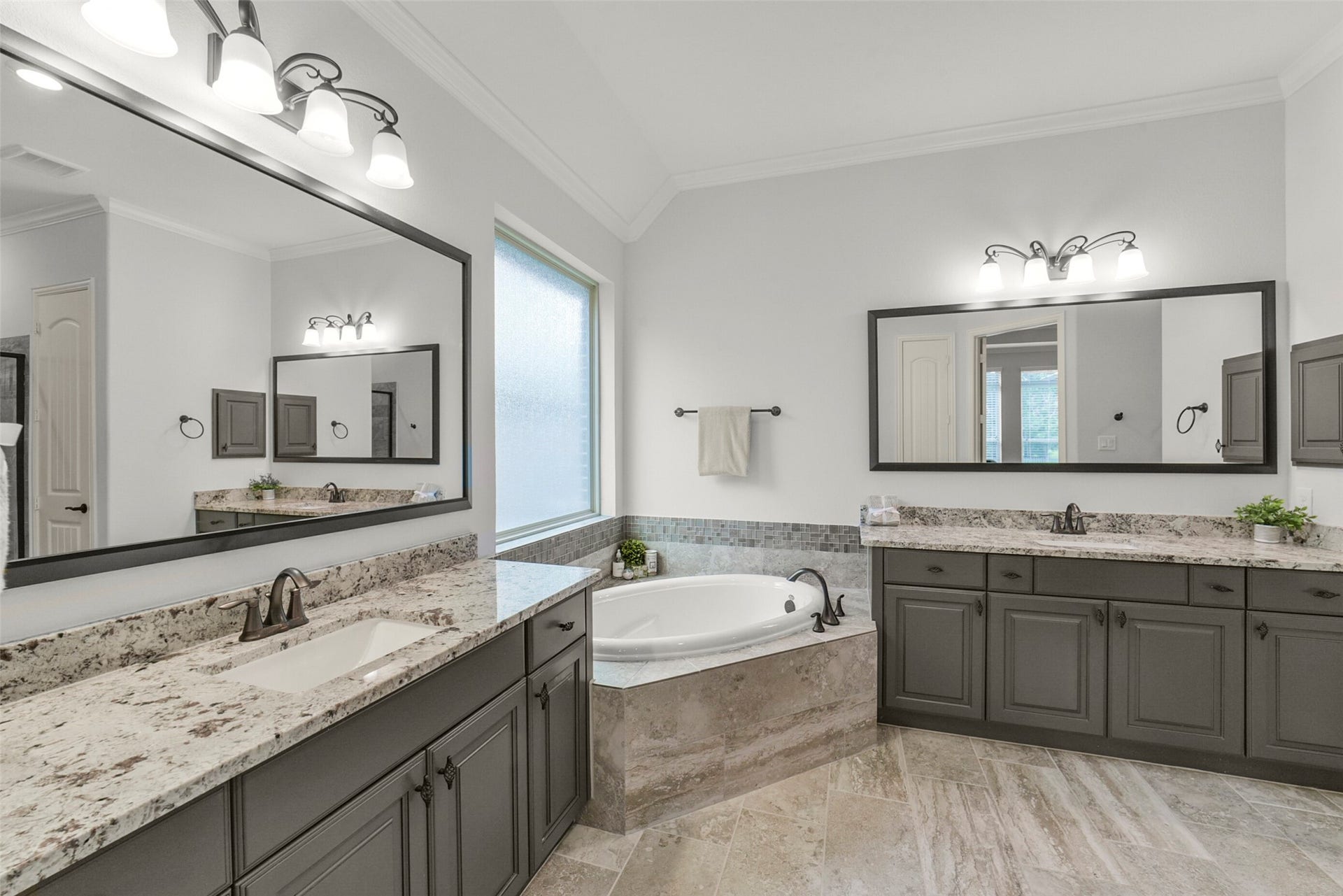 21011 Atascocita Point Drive, Humble, TX 77346 Primary suite with double vanity