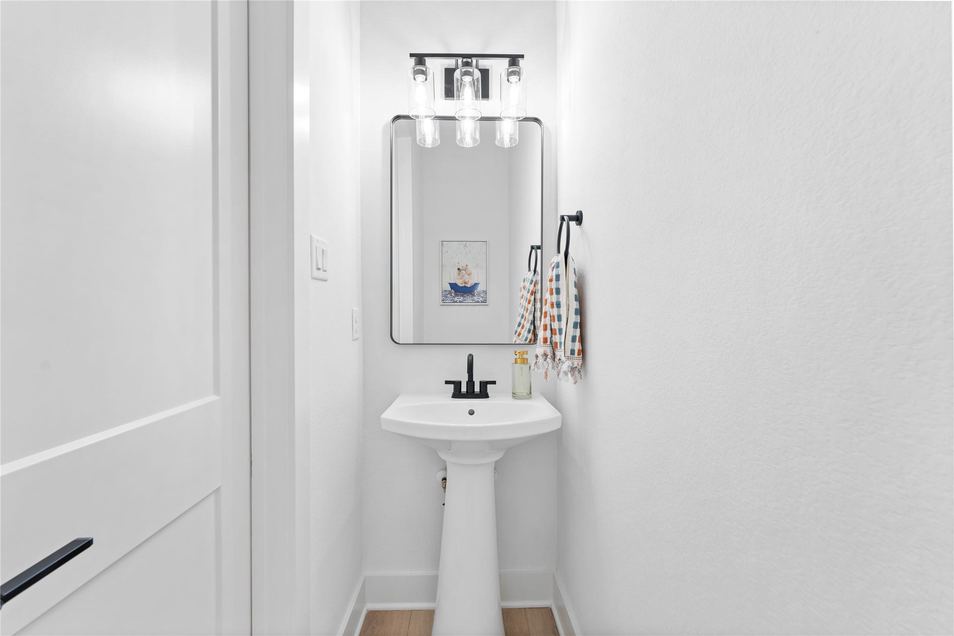 3103 Jensen Dr, #B, Houston, TX 77026 2nd floor guest bathroom