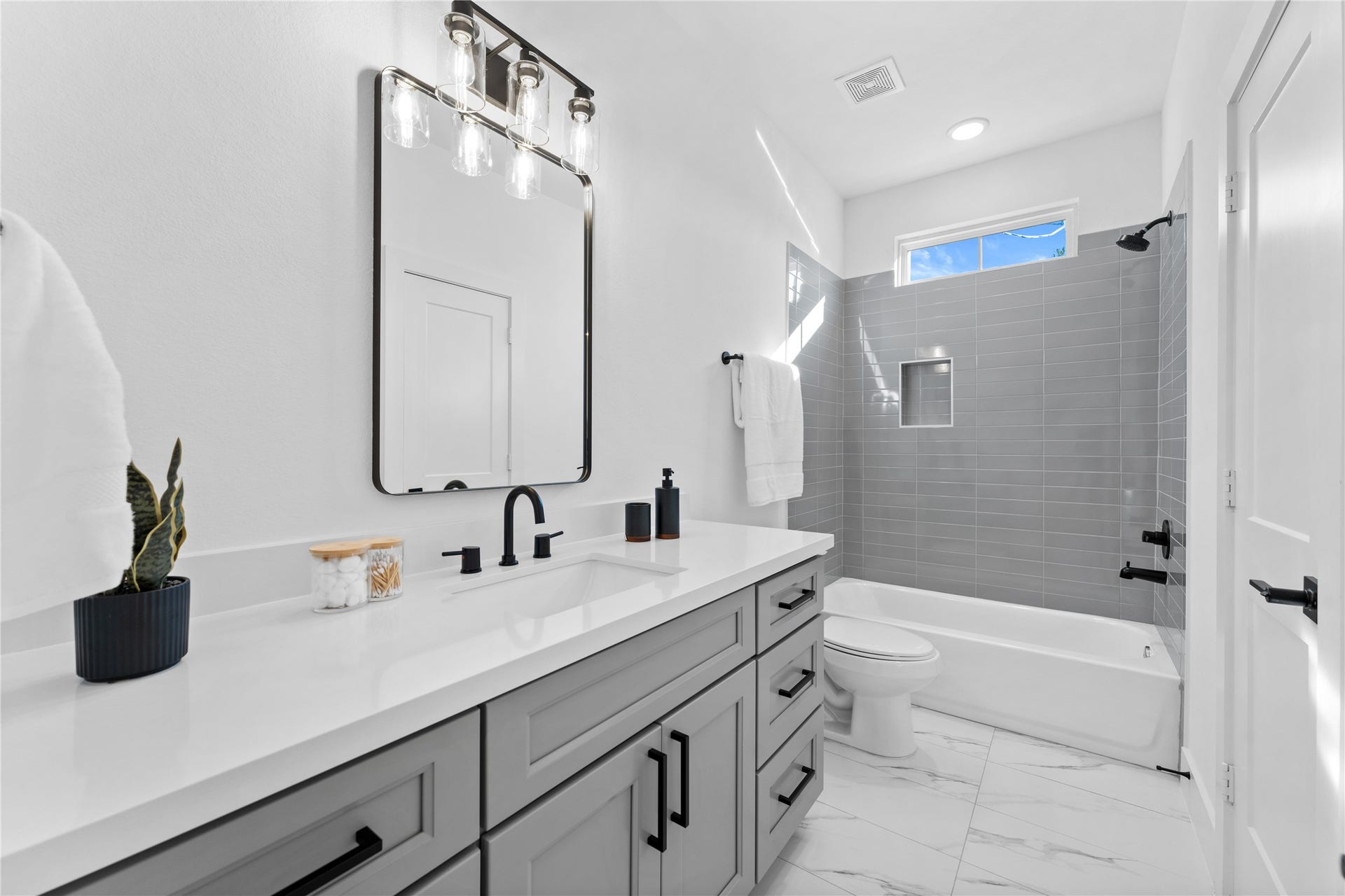 3103 Jensen Dr, #B, Houston, TX 77026 1st floor full bathroom