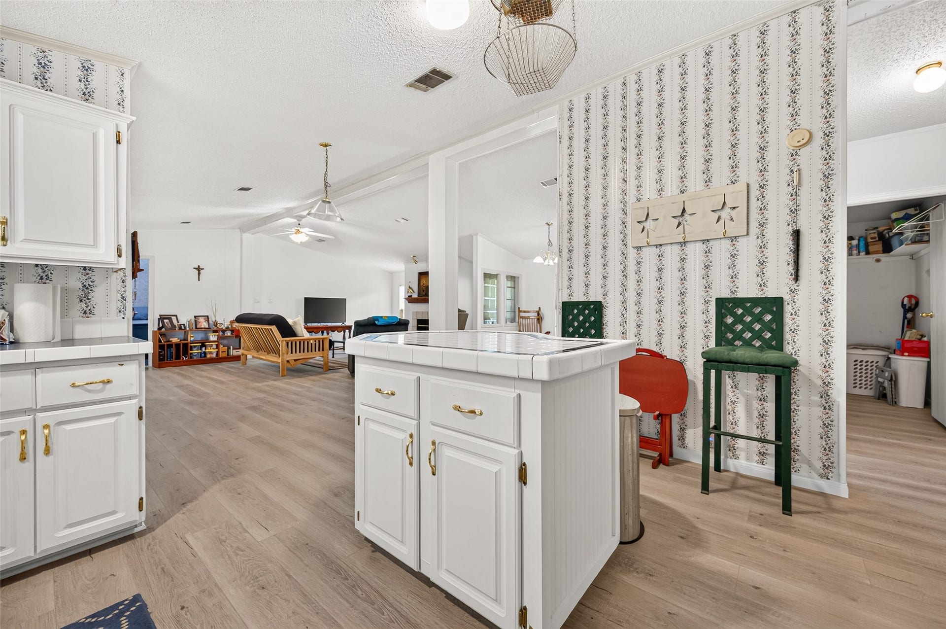 189 Hall Drive S, Montgomery, TX 77316 189 Hall Drive S, Montgomery, TX 77316