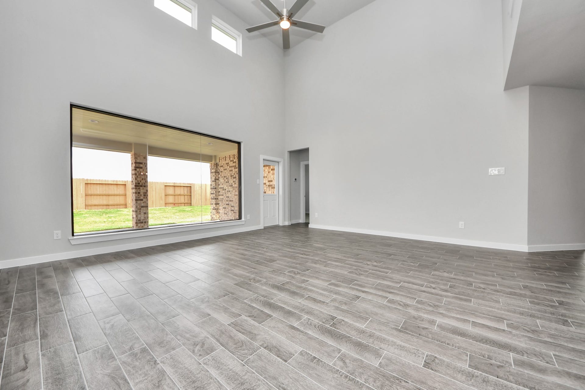15315 Geranium Field Drive, Houston, TX 77044 Welcome family and guests to your charming living room! With its high ceilings, recessed lighting, ceiling fan, custom paint, beautiful flooring, and large windows that let in abundant natural light, this room is perfect for gatherings. Sample photo of completed home with similar floor plan. Actual colors and selections may vary.