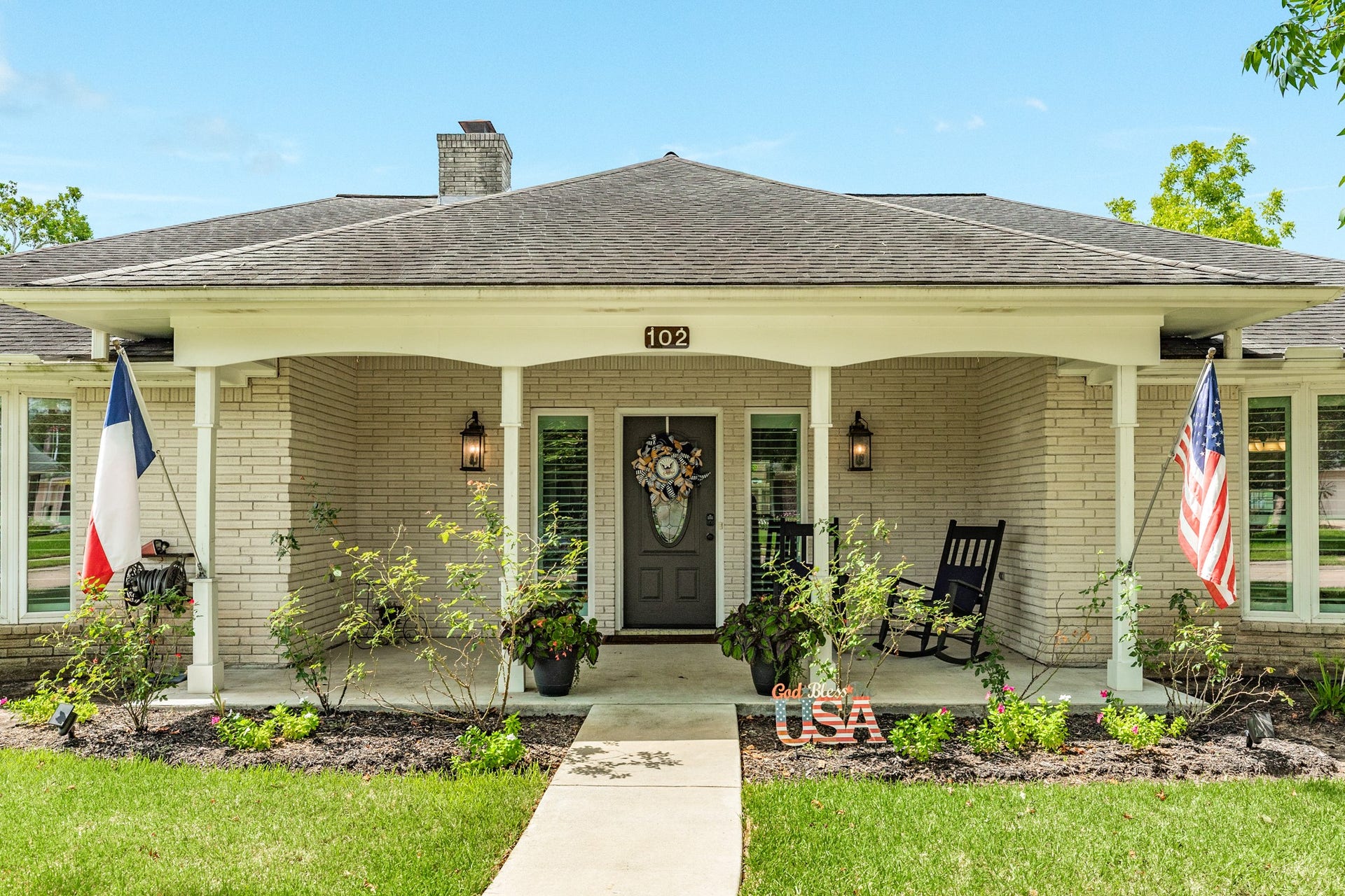 102 Buttercup Street, Lake Jackson, TX 77566 Welcome to 102 Buttercup