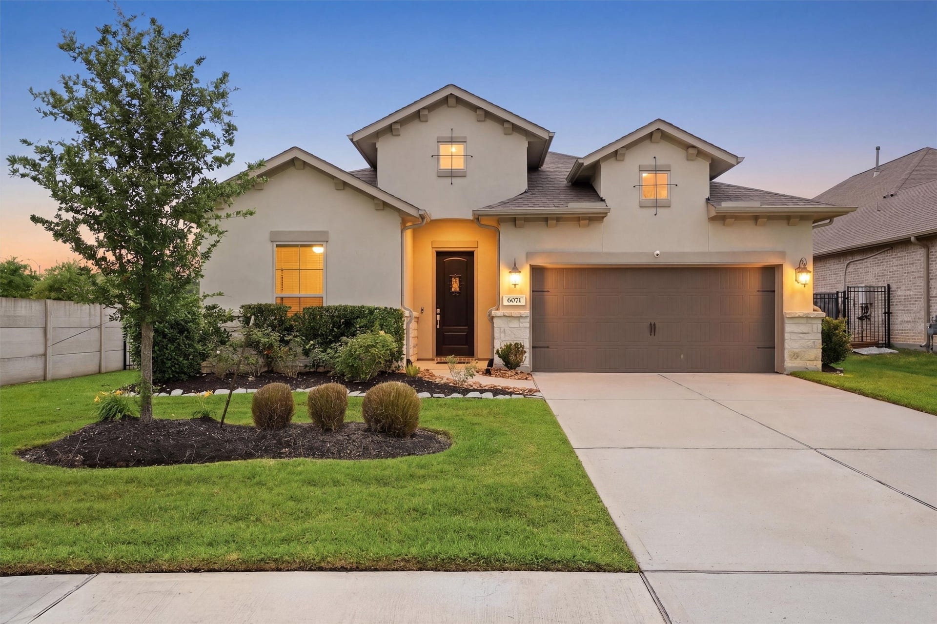6071 Windward Falls Way | One-story Village Builders home in Royal Brook with 4 bedrooms, 3.5 baths, study and gameroom.