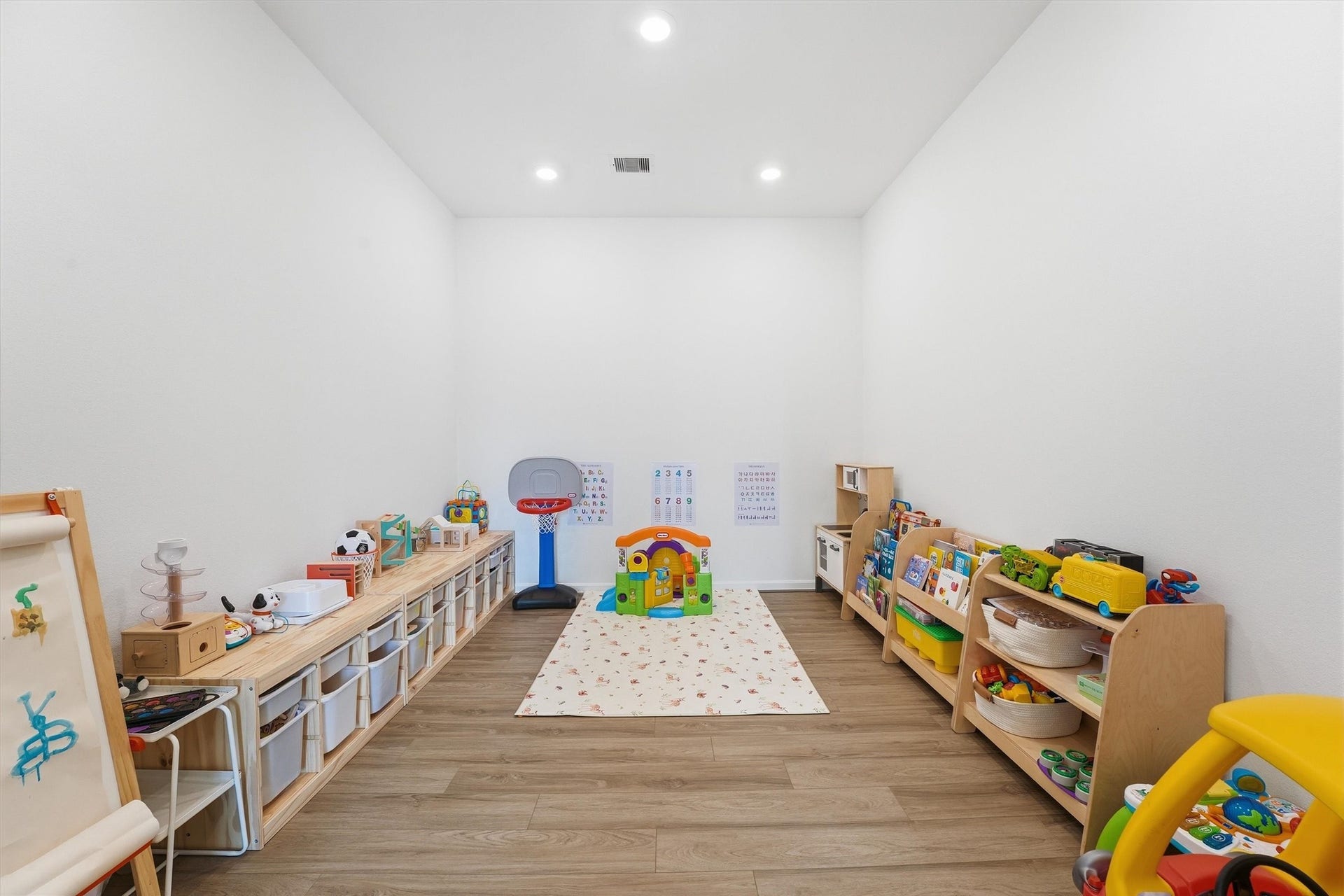 Bright and inviting play/flex room.  Many design options to convert this room for your desired use.