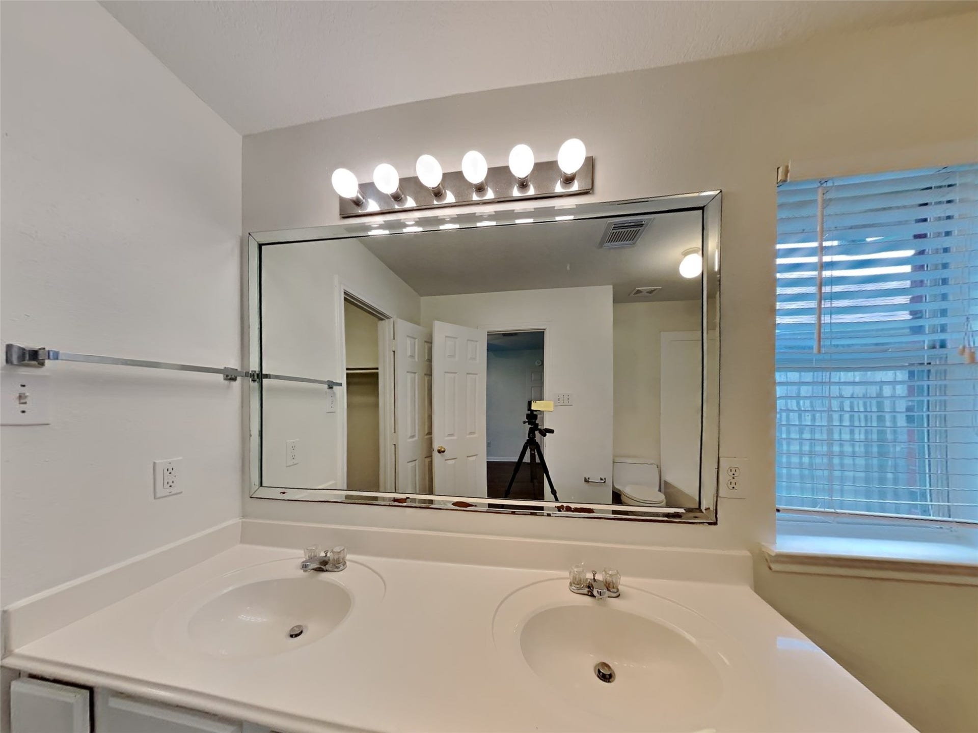 311 Green Isle Avenue, Dickinson, TX 77539
