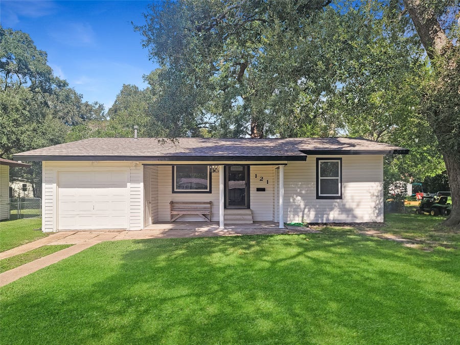 Property photo for 121 Wisteria Street, Lake Jackson, TX