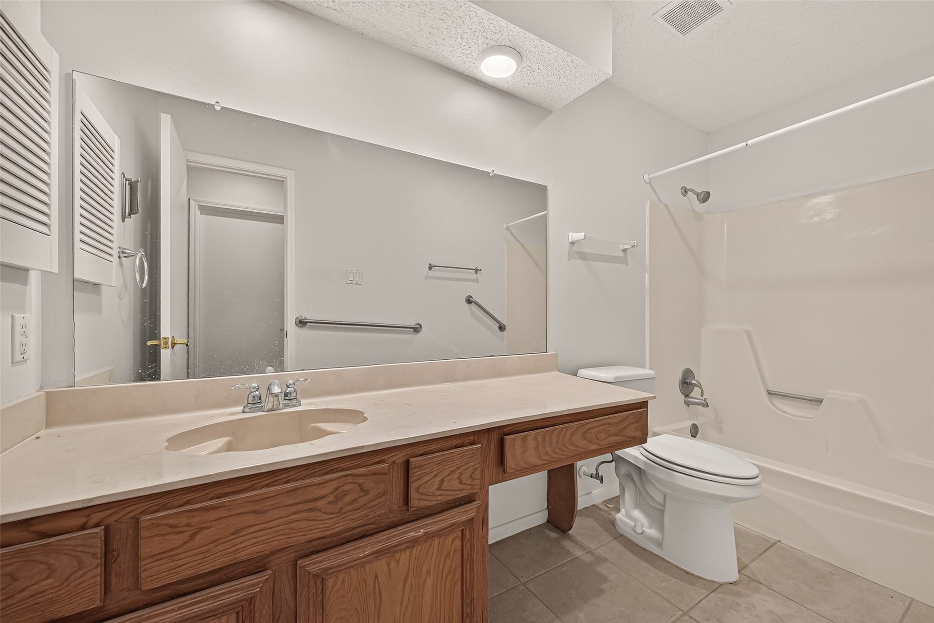 12838 Ashford Knolls Drive, Houston, TX 77082 2nd Bathroom