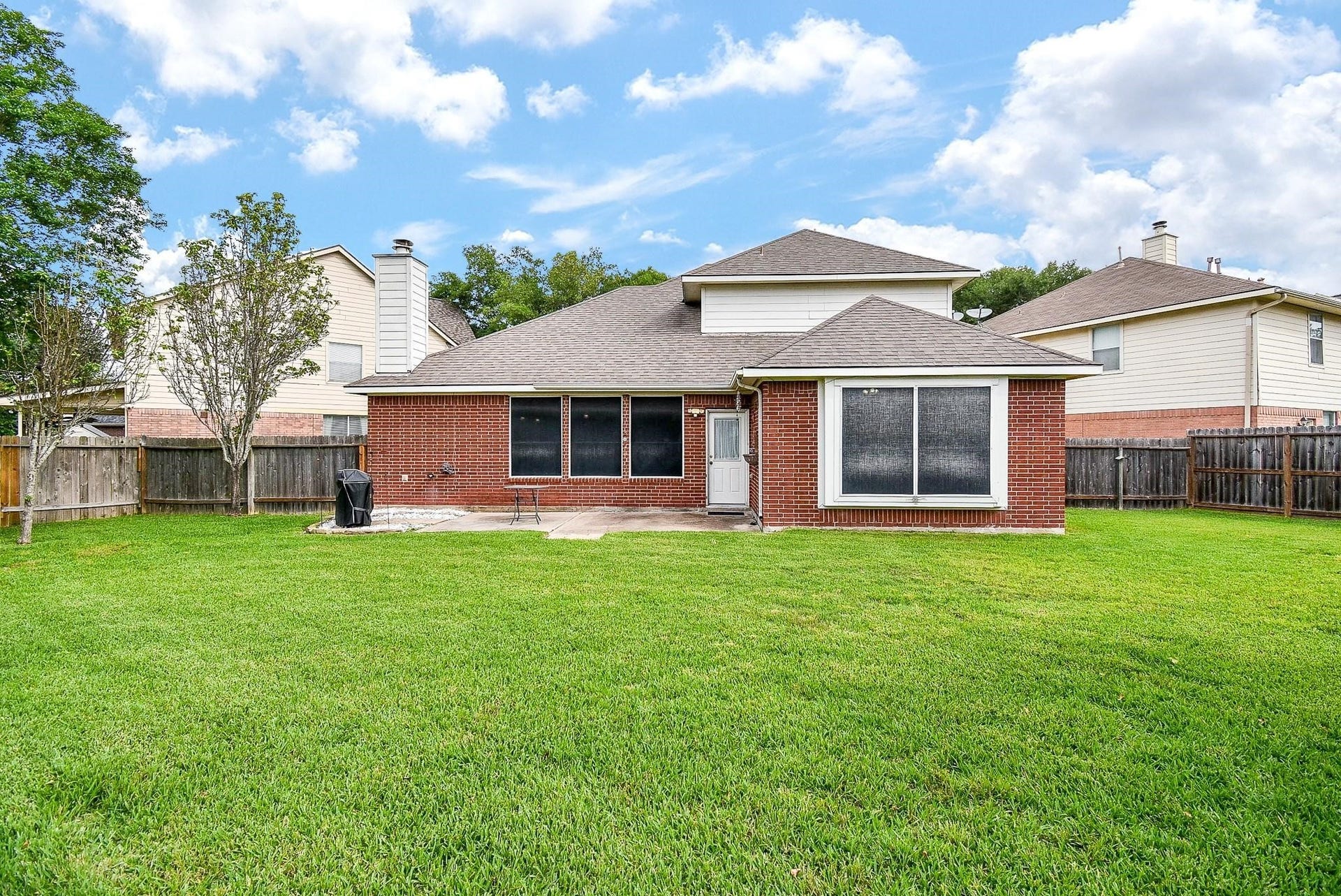 1727 Maryvale Drive, Katy, TX 77494 Expansive backyard perfect for barbecues and entertaining family and friends.