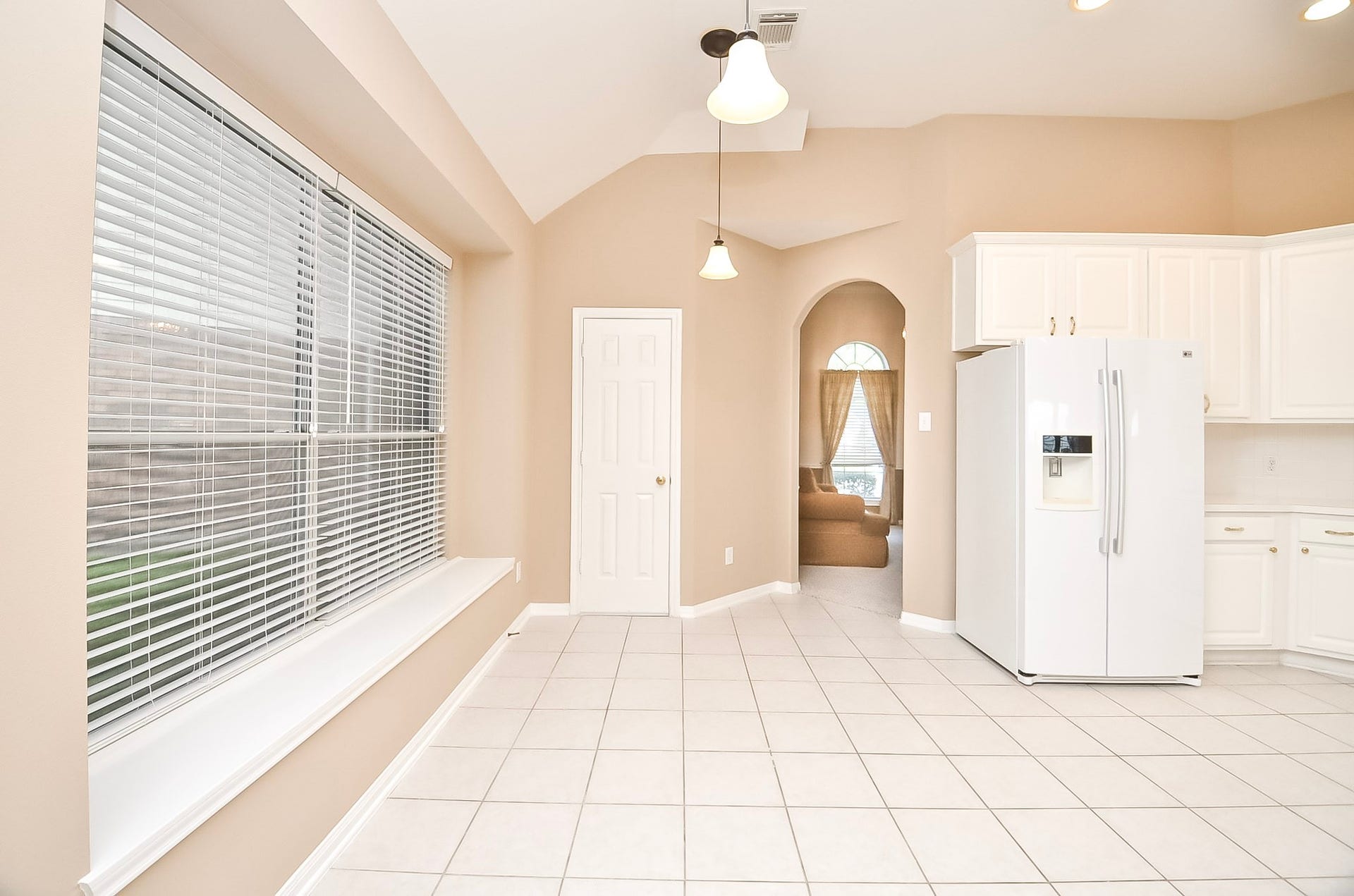 1727 Maryvale Drive, Katy, TX 77494 Enjoy a cozy dining area right in the kitchen. There is also a pass through to the formal dining. There is also a window seat in the kitchen.