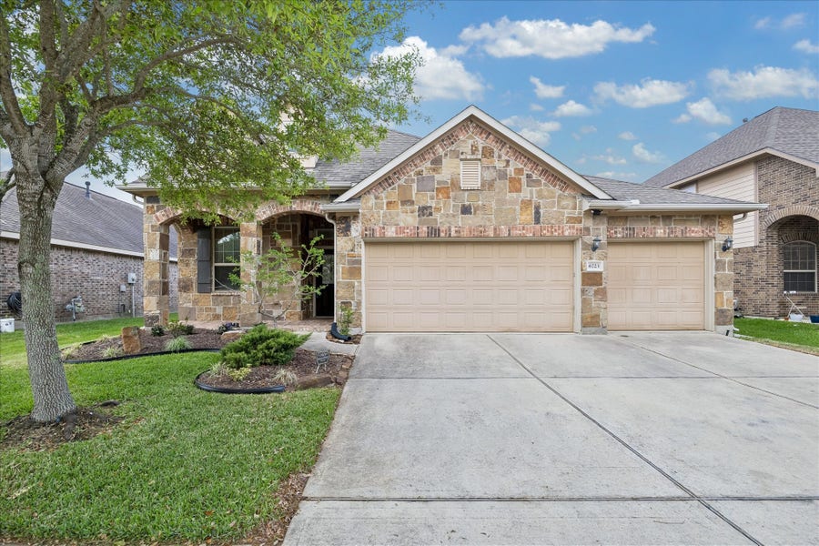 Property photo for 6723 Hunters Way Lane, Baytown, TX