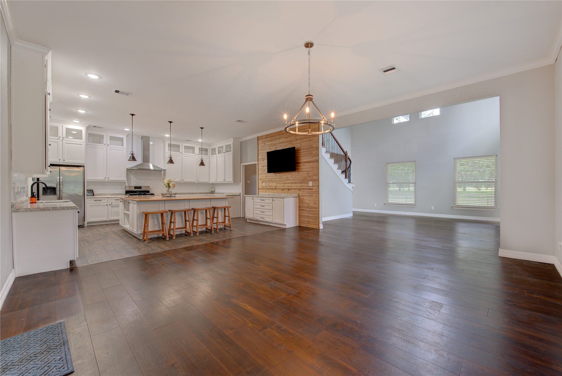 20531 Faye Street, Tomball, TX 77377 Breakfast and great room without virtual staging.
