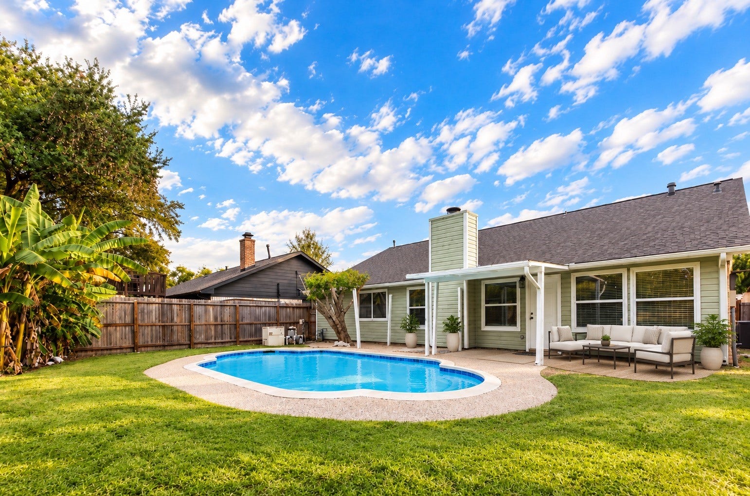 5614 Briarwood Forest Drive, Houston, TX 77088 patio furniture virtually staged