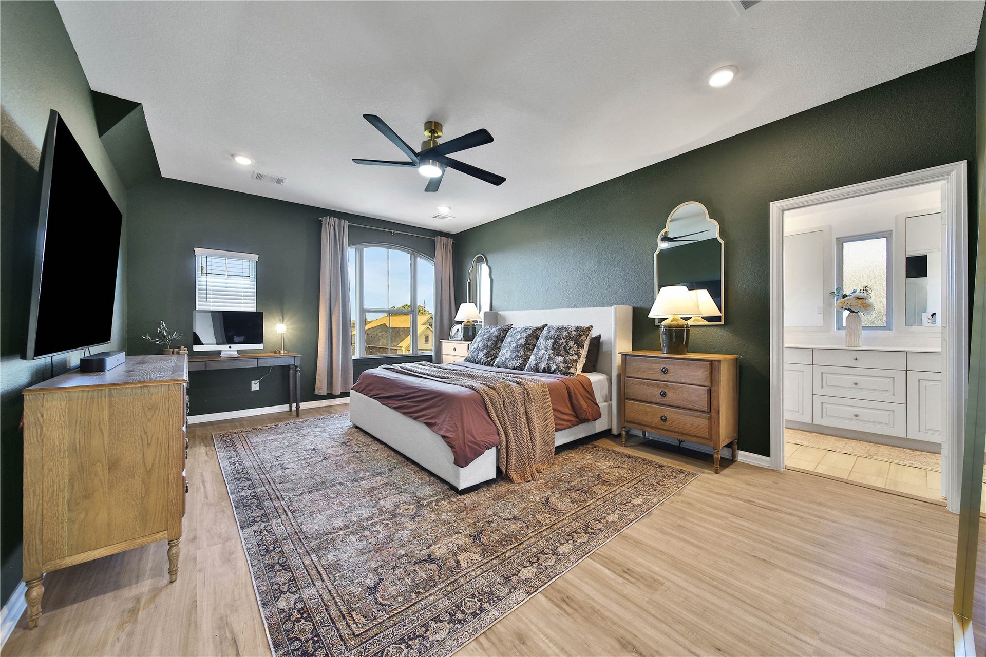 6048 Windward Falls Way, Porter, TX 77365 Welcome to the owner's retreat! It is gorgeous! Relax with these warm fall colors and surround yourself with luxury in your own home.