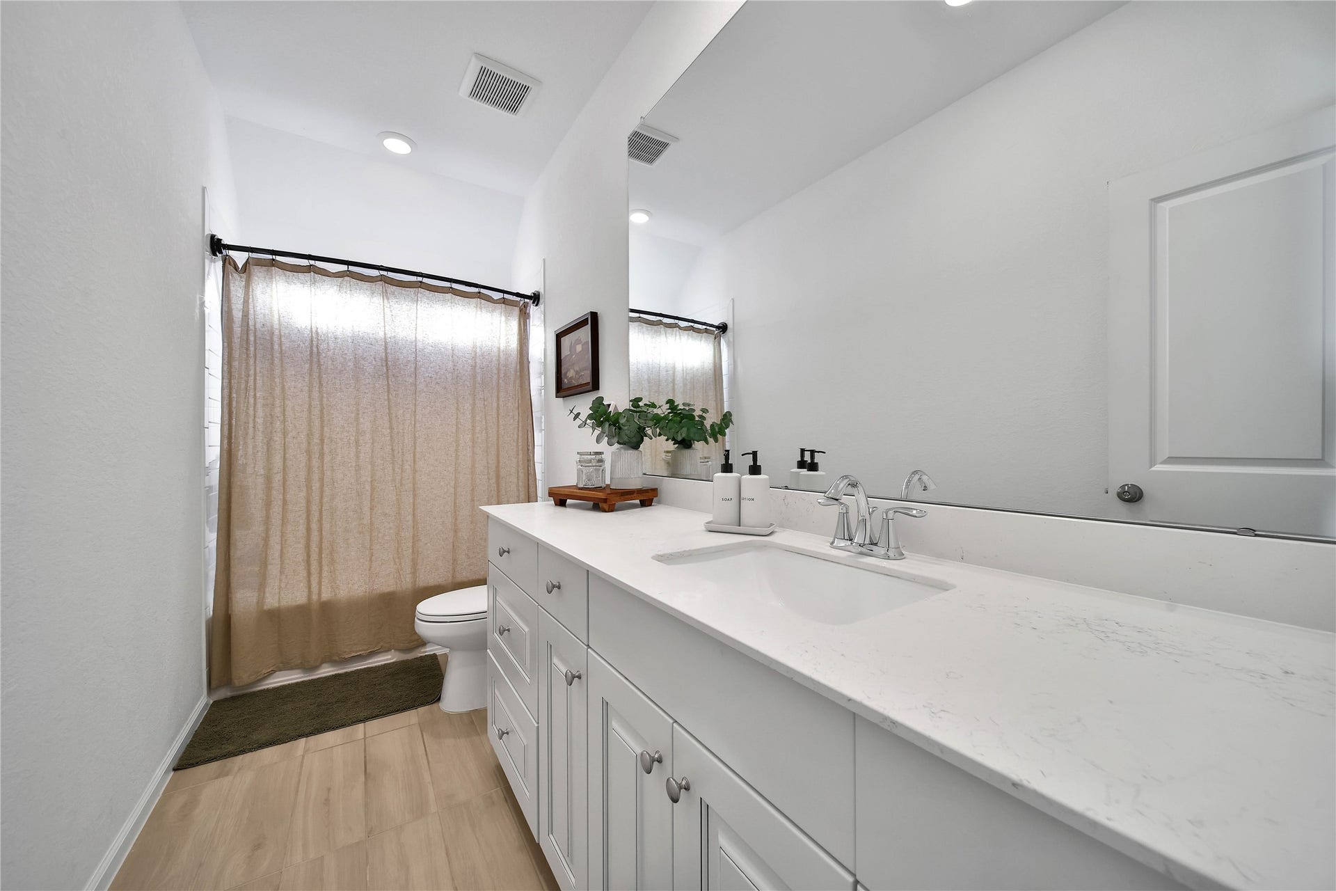 6048 Windward Falls Way, Porter, TX 77365 Full bath #2.