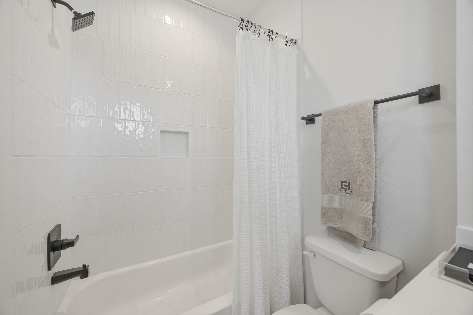817 Thornton Road, #E, Houston, TX 77018 817 Thornton Road, #E, Houston, TX 77018