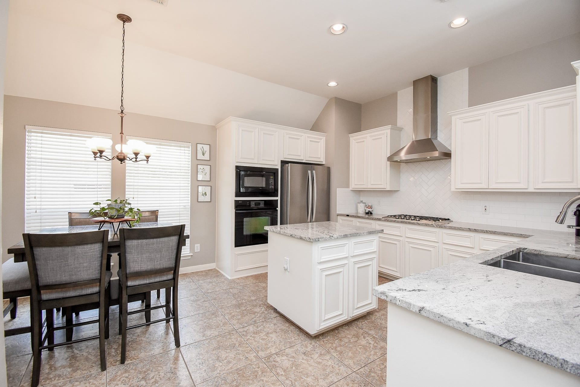 7218 Fall Creek Bend, Humble, TX 77396 Bright and comfortable island kitchen with breakfast area combined.