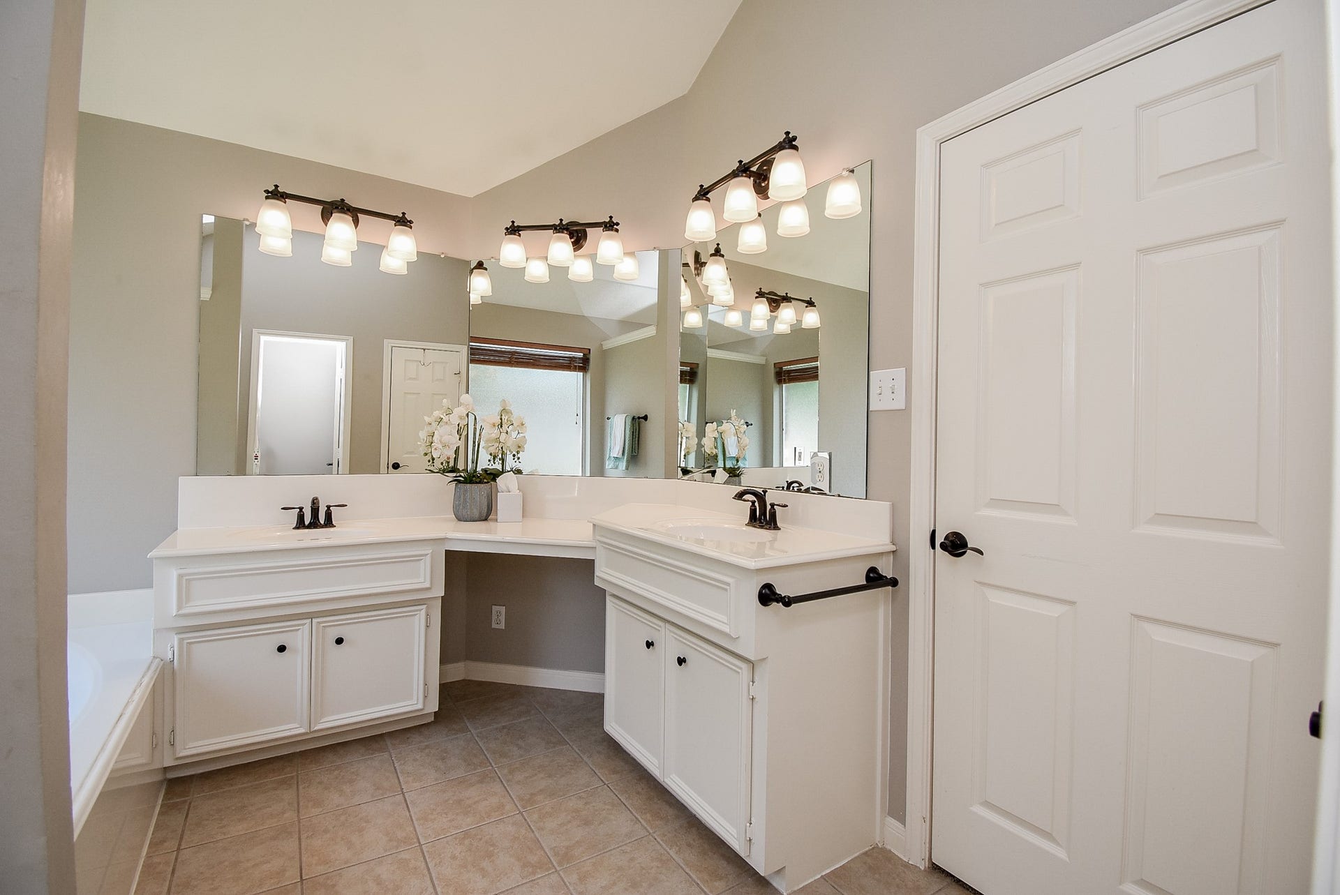 7218 Fall Creek Bend, Humble, TX 77396 Double sinks with vanity sitting area in between.