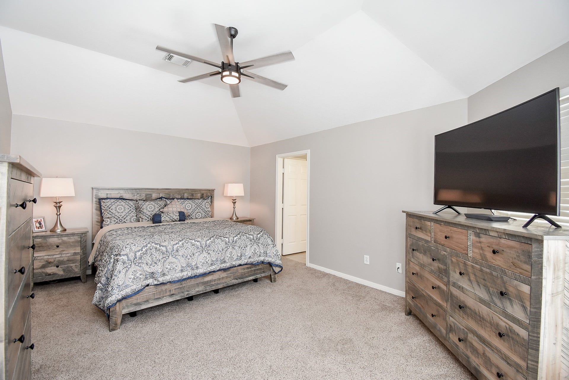 7218 Fall Creek Bend, Humble, TX 77396 Primary bedroom boasts of coved ceilings and ceiling fan!