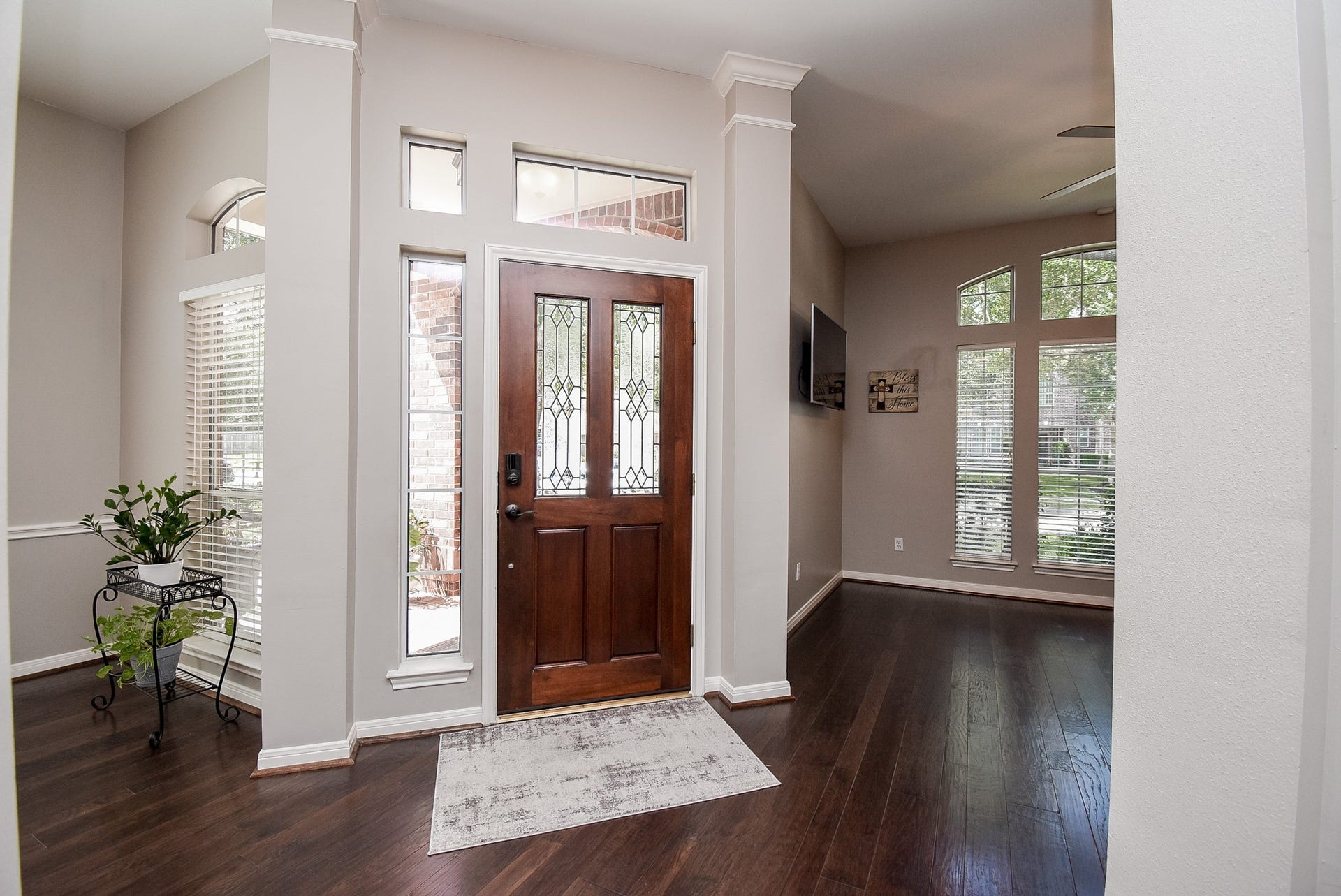 7218 Fall Creek Bend, Humble, TX 77396 Inviting entry open to the formal living and formal living! Rich wood floors flow throughout the living areas and hallways.