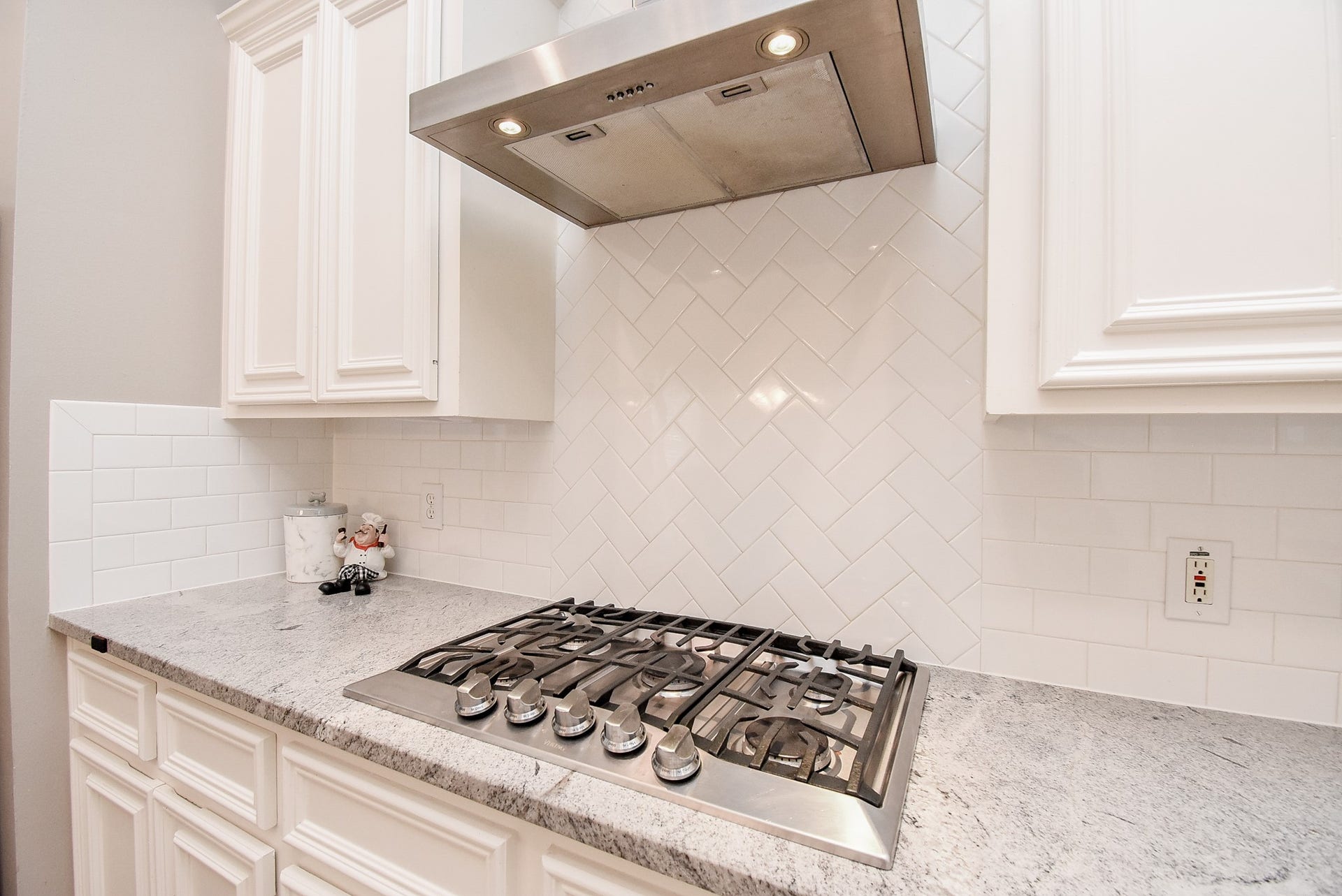 7218 Fall Creek Bend, Humble, TX 77396 Gas cooktop with modern vent hood!
