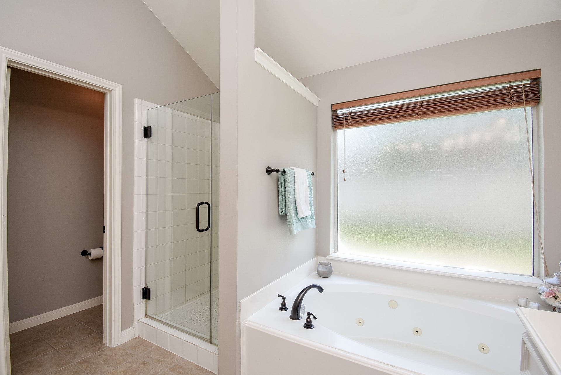 7218 Fall Creek Bend, Humble, TX 77396 Neutral tile flooring is easy to maintain.