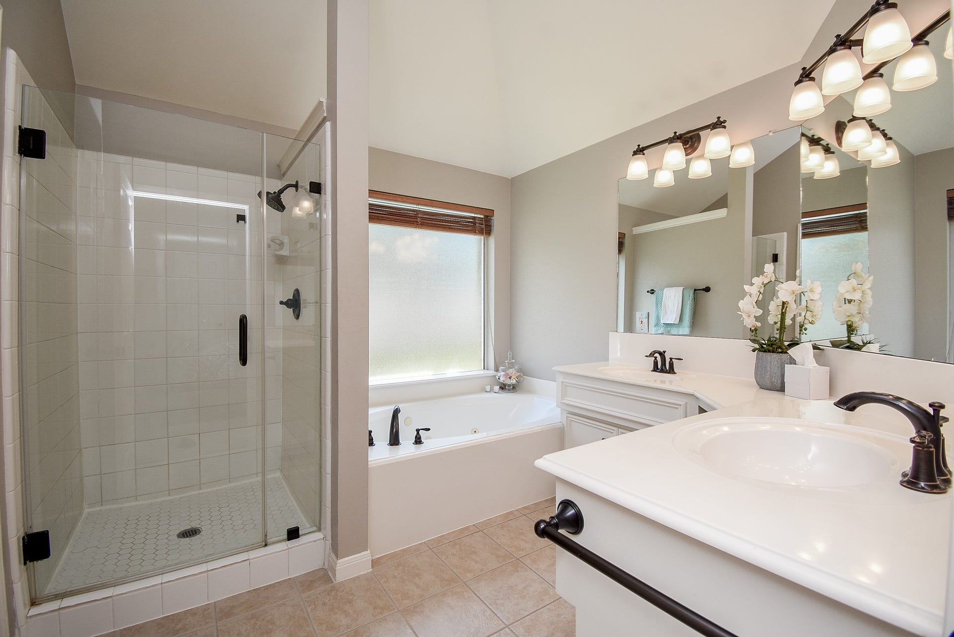 7218 Fall Creek Bend, Humble, TX 77396 Primary bathroom has double sinks, garden whirlpool tub and separate shower.
