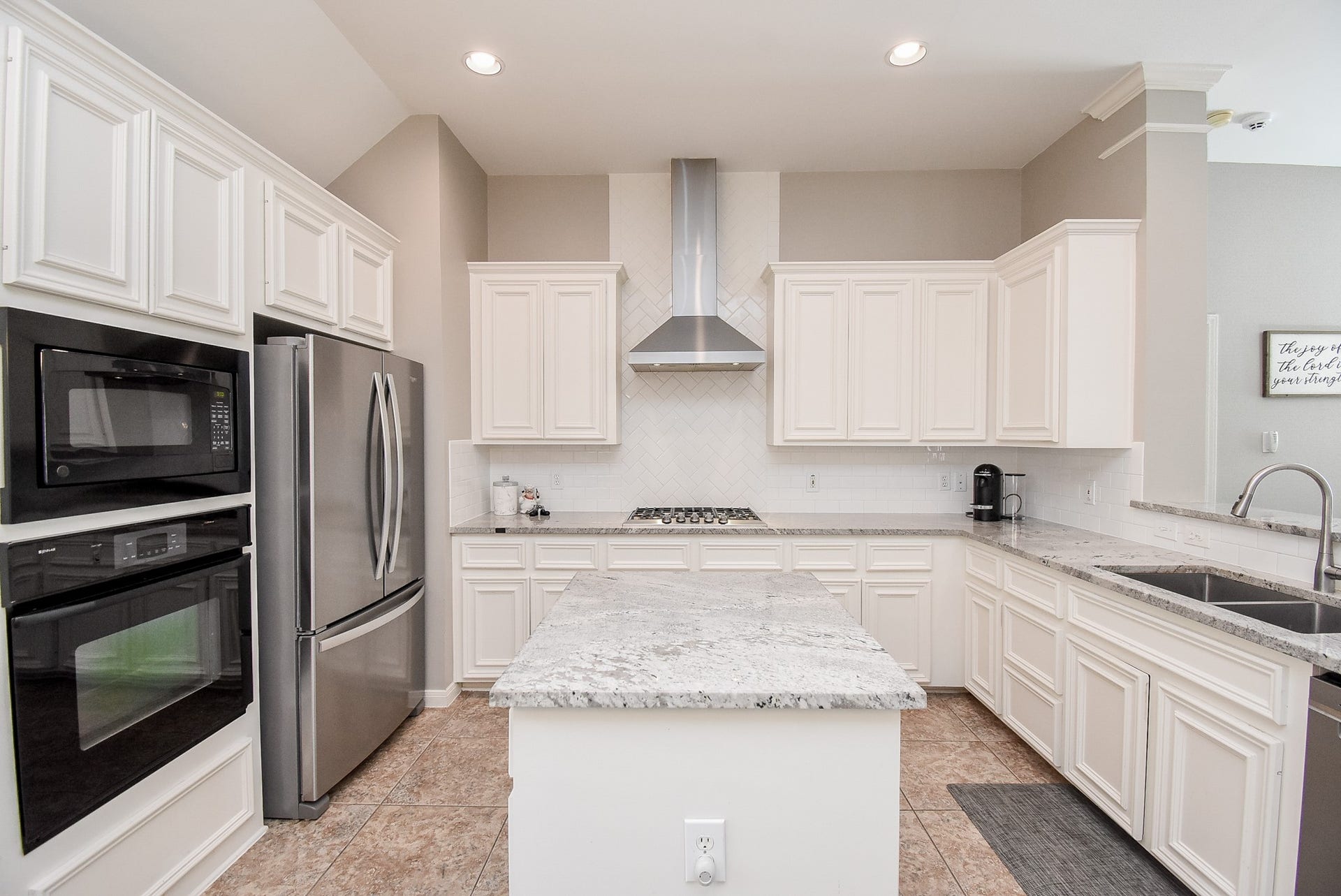 7218 Fall Creek Bend, Humble, TX 77396 Recessed can lights highlight the custom granite counters!