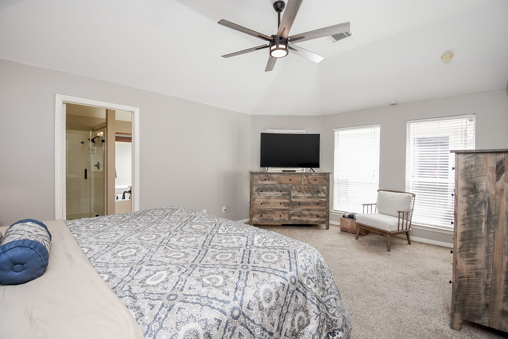 7218 Fall Creek Bend, Humble, TX 77396 Subtle, neutral paint tones to match any style of decor!